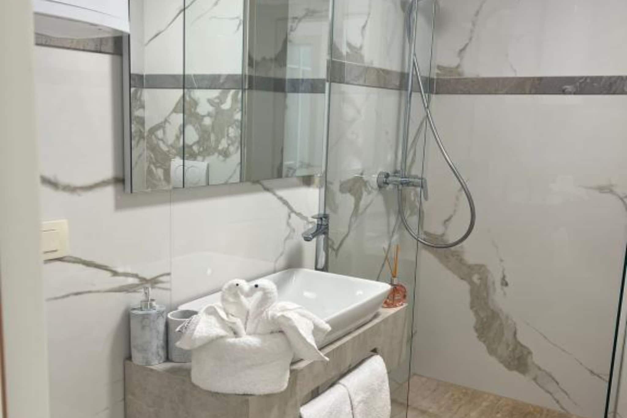 Villa Marija - Five Bedroom Villa with Terrace and Swimming Pool-Badezimmer