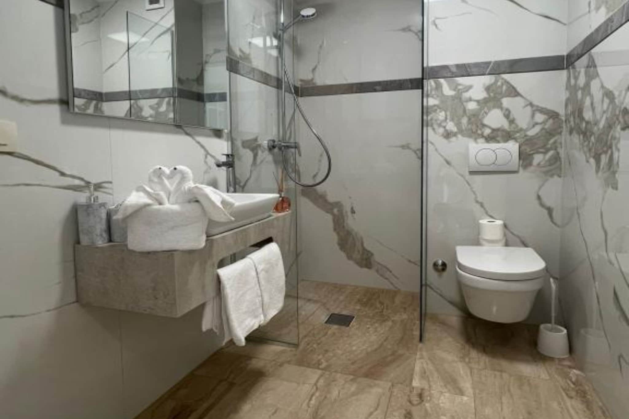 Villa Marija - Five Bedroom Villa with Terrace and Swimming Pool-Badezimmer