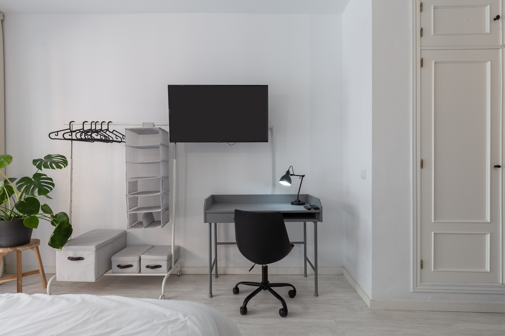 If you fancy visiting the south of Spain, this is the ideal accommodation for you. Its large windows provide the rooms with a lot of light. In addition, they offer views to a beautiful and picturesque street. Due to its location in an apartment building, this apartment has direct neighbors.
The interior of the property is designed to offer you the rest you deserve. In the open and diaphanous space you will find a living-dining room with AC and Smart TV, a kitchen with induction and all the necessary utensils to cook comfortably and a double bed. In the house there is a washing machine, iron and ironing board. The sofa bed can accommodate 1 person. A bathroom with shower completes the appartment. If you are travelling with your baby, we can provide you with a cot and a highchair.
The accommodation is located in Malaga, a coastal city where you can enjoy the sun and the Mediterranean waters. If you feel like taking a swim, you can visit the many beaches that are very close to where you are staying. Malaga is also known for its great culture and history. It is the birthplace of Pablo Picasso and, if you wish, you can visit his museum. We also recommend you to visit other places of interest such as the Botanical Garden or the Alcazaba Palace, where you can enjoy panoramic views of the city. Finally, we encourage you to taste the typical Malaga sweet wine while enjoying delicious tapas. Consult the advertiser for possible charges. Pets are not allowed. The holding of events is forbidden.
Distances
Beach: 2.1 km - Playa de la Malagueta
Airport: 12.5 km - Málaga - Costa del Sol
Golf course: 20.3 km - Real Guadalhorce Club de Golf
Town: 0.65 km - Málaga
Train station: 1.5 km - Málaga
Bus stop: 0.35 km - Málaga
Ferry: 1.3 km - Málaga
Hospital: 0.75 km - Hospital HM Gálvez
Tourist license: VUT/MA/46875Single Rental Registry: ESFCTU0000290270005030600000000000000000VFT/MA/468756