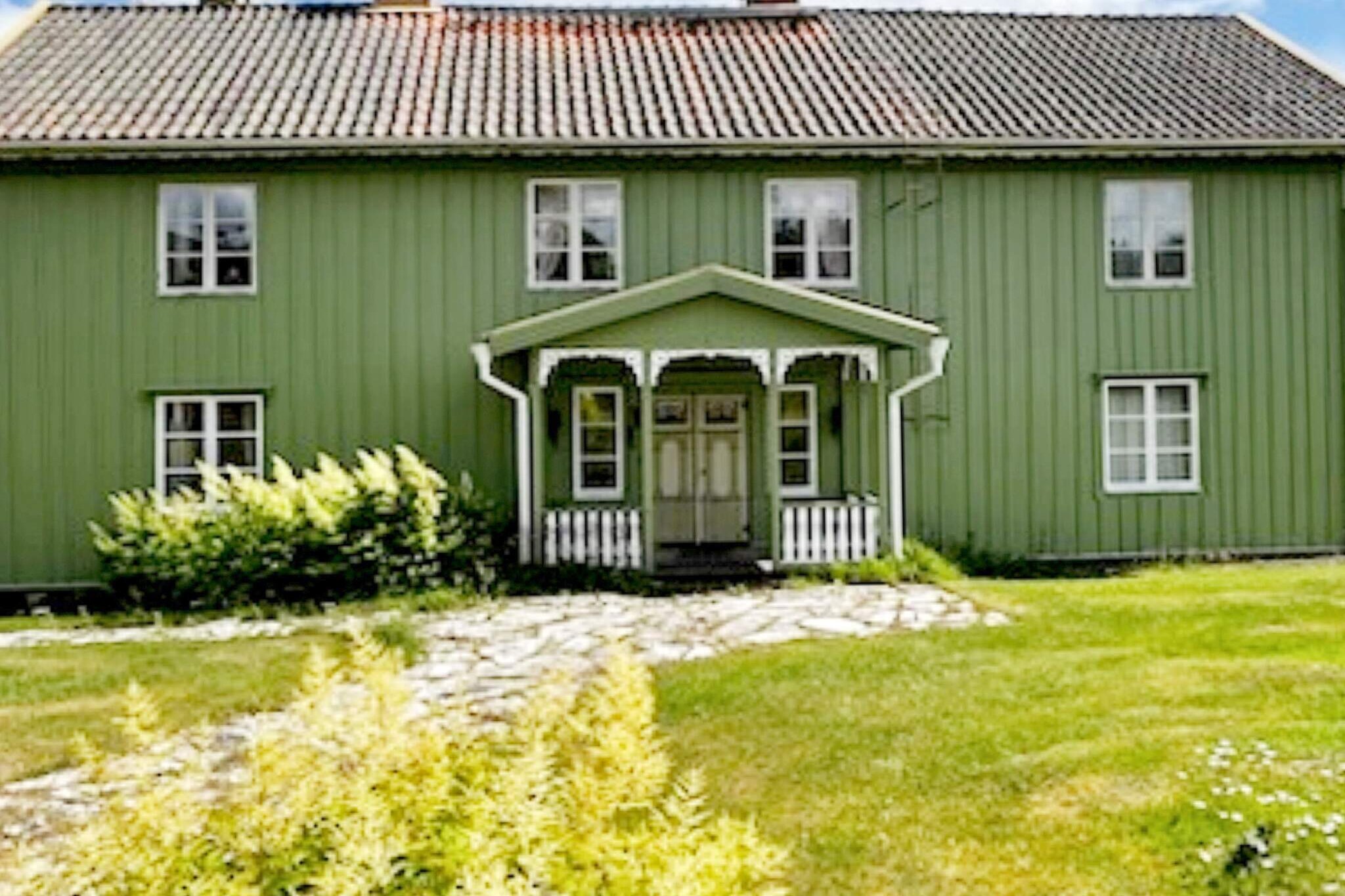 Kitchen(cooker(electric), cooker(4 ring stoves, gas), cooker(2 ring stoves, gas), coffee machine, oven, microwave, fridge), Living/bed room, bedroom(2x single bed), bedroom(single folding bed, double bed), bathroom(washbasin, shower, toilet), bathroom(washbasin, toilet), heating(electric), parking