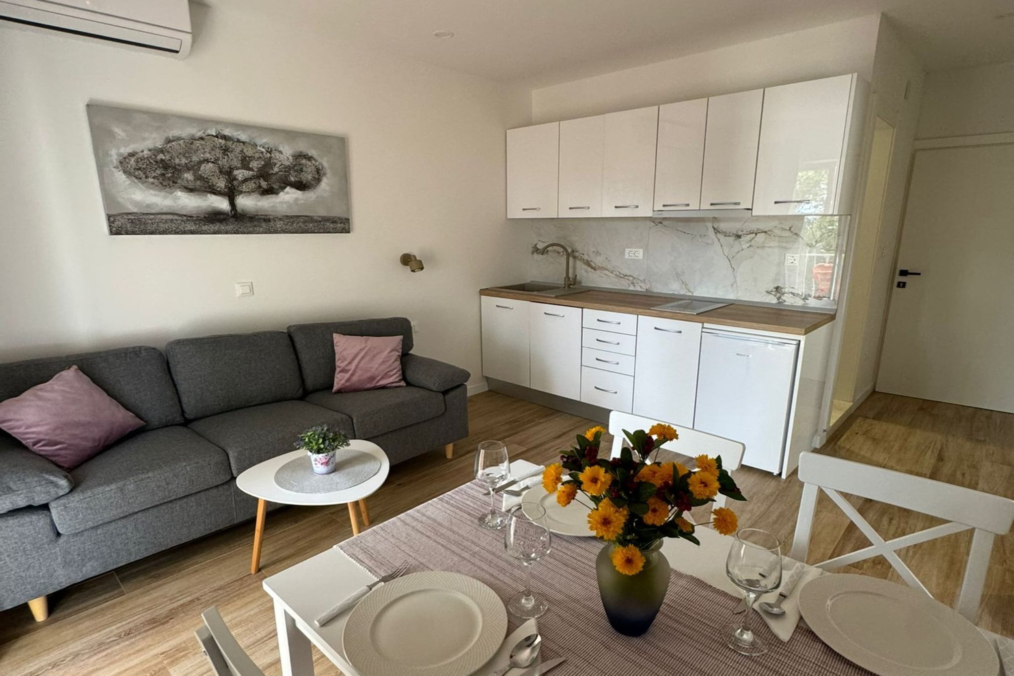 Apartment & Rooms Papa - Two Bedroom Apartment with Balcony and Partial Sea View-Wohnzimmer