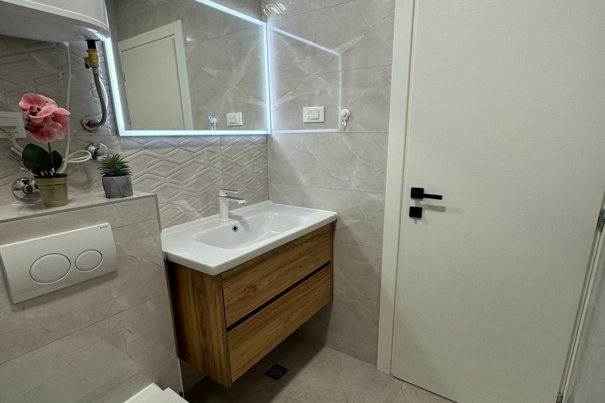 Apartment & Rooms Papa - Two Bedroom Apartment with Balcony and Partial Sea View-Badezimmer