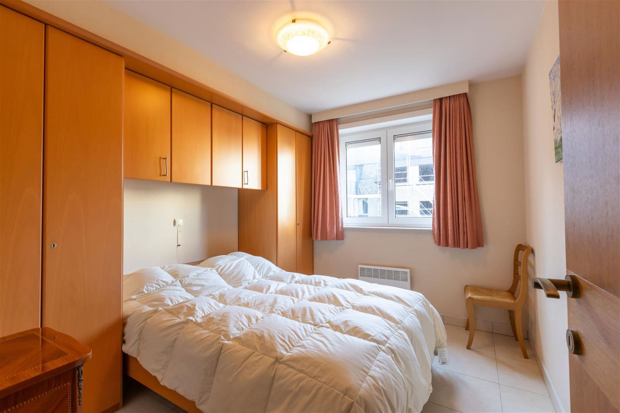 On the 3rd floor: (open kitchen(hob(electric), hood, coffee machine, combination microwave, fridge), Living/diningroom(TV, dining table, seating area), bedroom(double bed(160 x 200 cm)), bedroom(double sofa bed(140 x 200 cm)), bathroom(bath tub, washbasin, washbasin), toilet(toilet))\n\ngarage, balcony