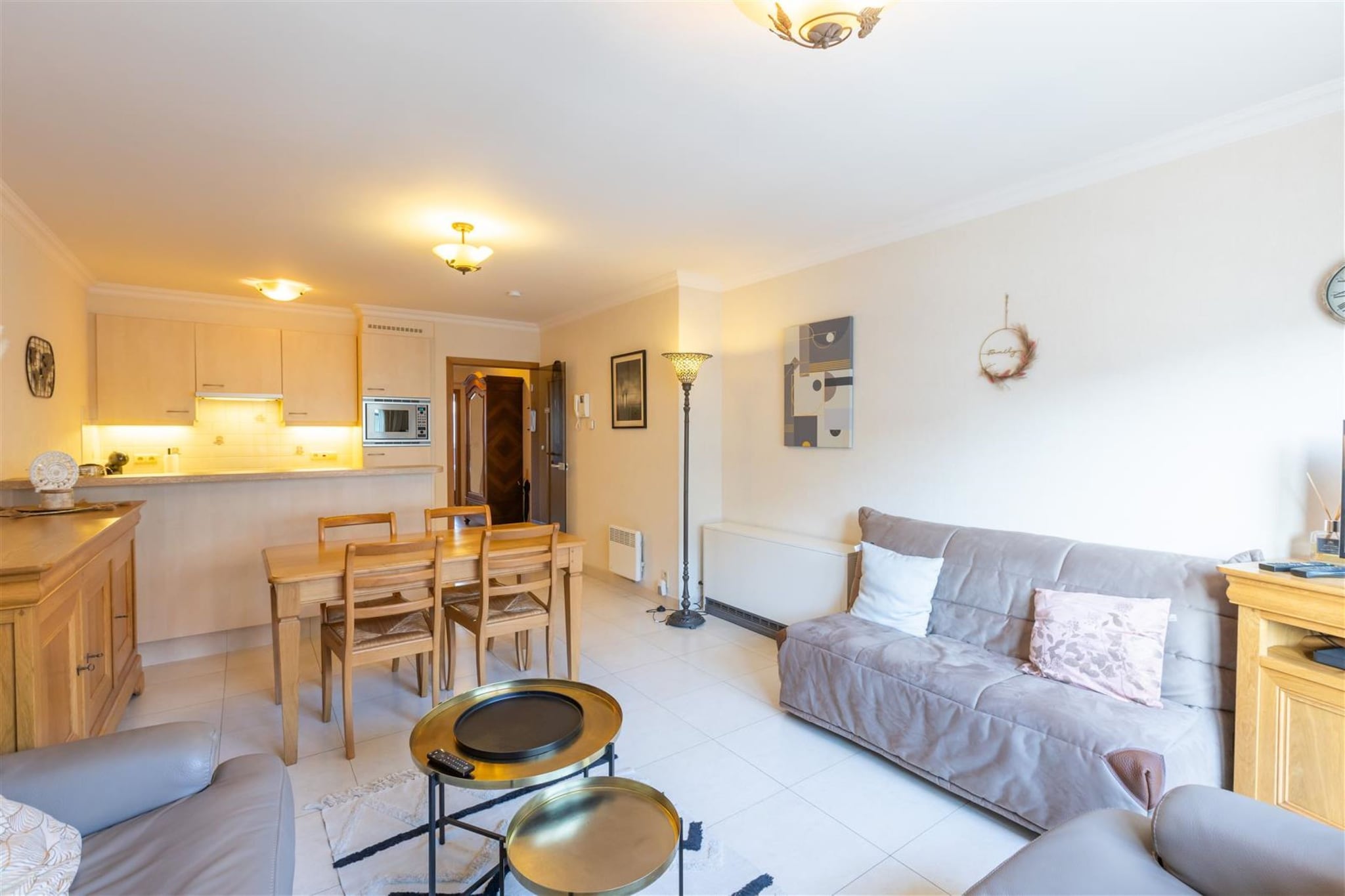 Discover your perfect seaside retreat in the heart of Middelkerke! This inviting apartment, ideally suited for 4 guests, offers a blend of comfort, convenience, and proximity to the beach, making it an ideal choice for your coastal getaway. Located on the third floor, the apartment boasts a spacious and sunny terrace where you can soak up the sun and enjoy alfresco dining with views of the lively tram tracks and the bustling city center. 

 Just a stone's throw away, approximately 100 m, lies the beautiful sandy beach of Middelkerke, perfect for sunbathing, swimming, or leisurely walks along the shoreline. The apartment's central location along the tram track provides easy access to local amenities, including shops, restaurants, and entertainment options. 

Inside, you'll find a well-appointed space designed for relaxation and functionality. The bedroom has 1 double bed and 2 bunk beds, accommodating 4 guests. The bathroom is equipped with a modern walk-in shower, and there's a separate toilet for added convenience. The living area is bright and welcoming, offering a cozy atmosphere to unwind after a day at the beach. A kitchenette is available for preparing delicious meals, complete with essential appliances and utensils.