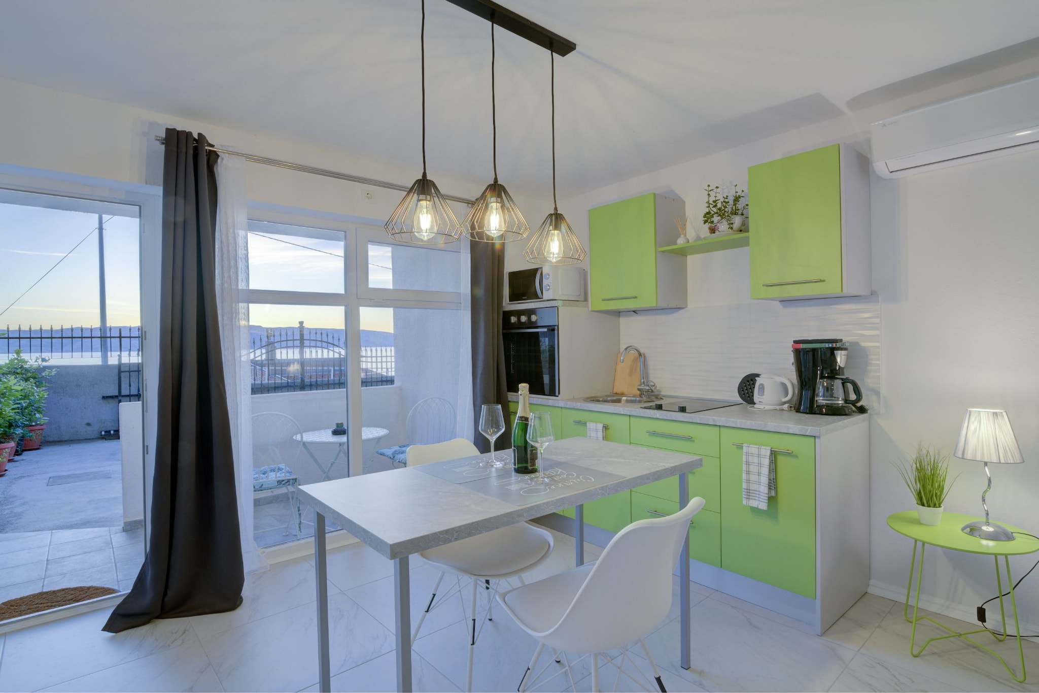 Apartments Luka & Leona - Studio Apartment with Terrace Leona-Salle à manger