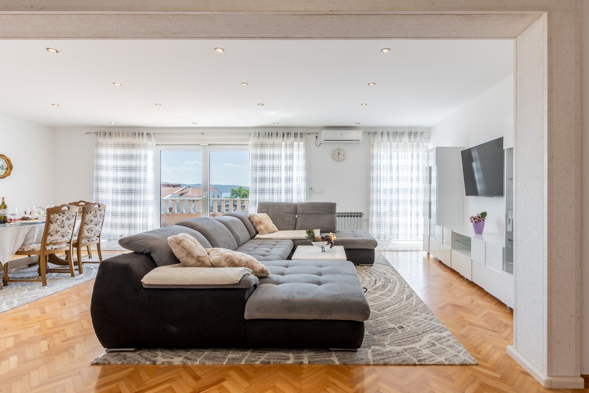 Apartment Merita - Two Bedroom Apartment with Balcony-Salon