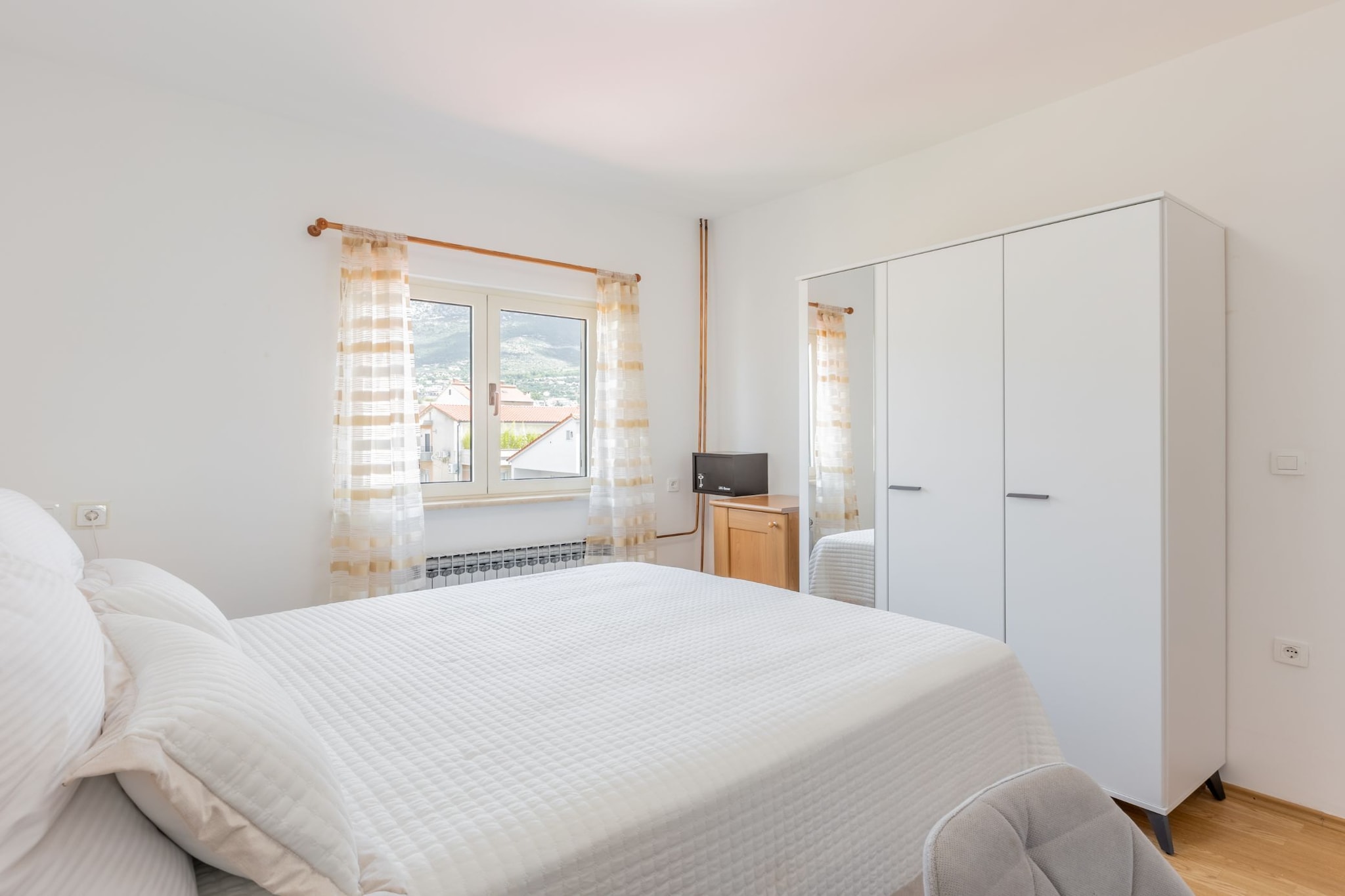 Apartment Merita - Two Bedroom Apartment with Balcony-Chambre