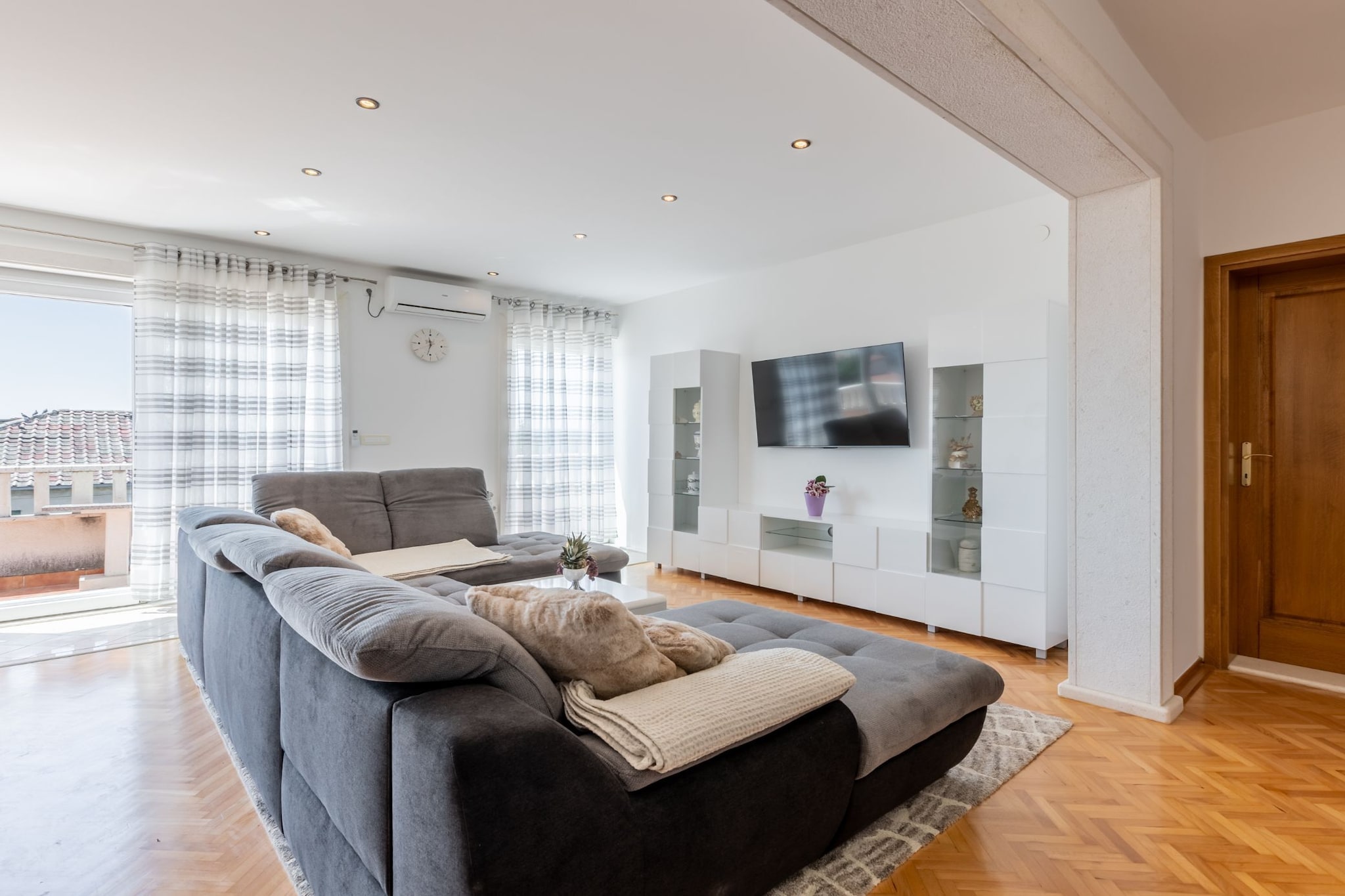 Apartment Merita - Two Bedroom Apartment with Balcony-Salon