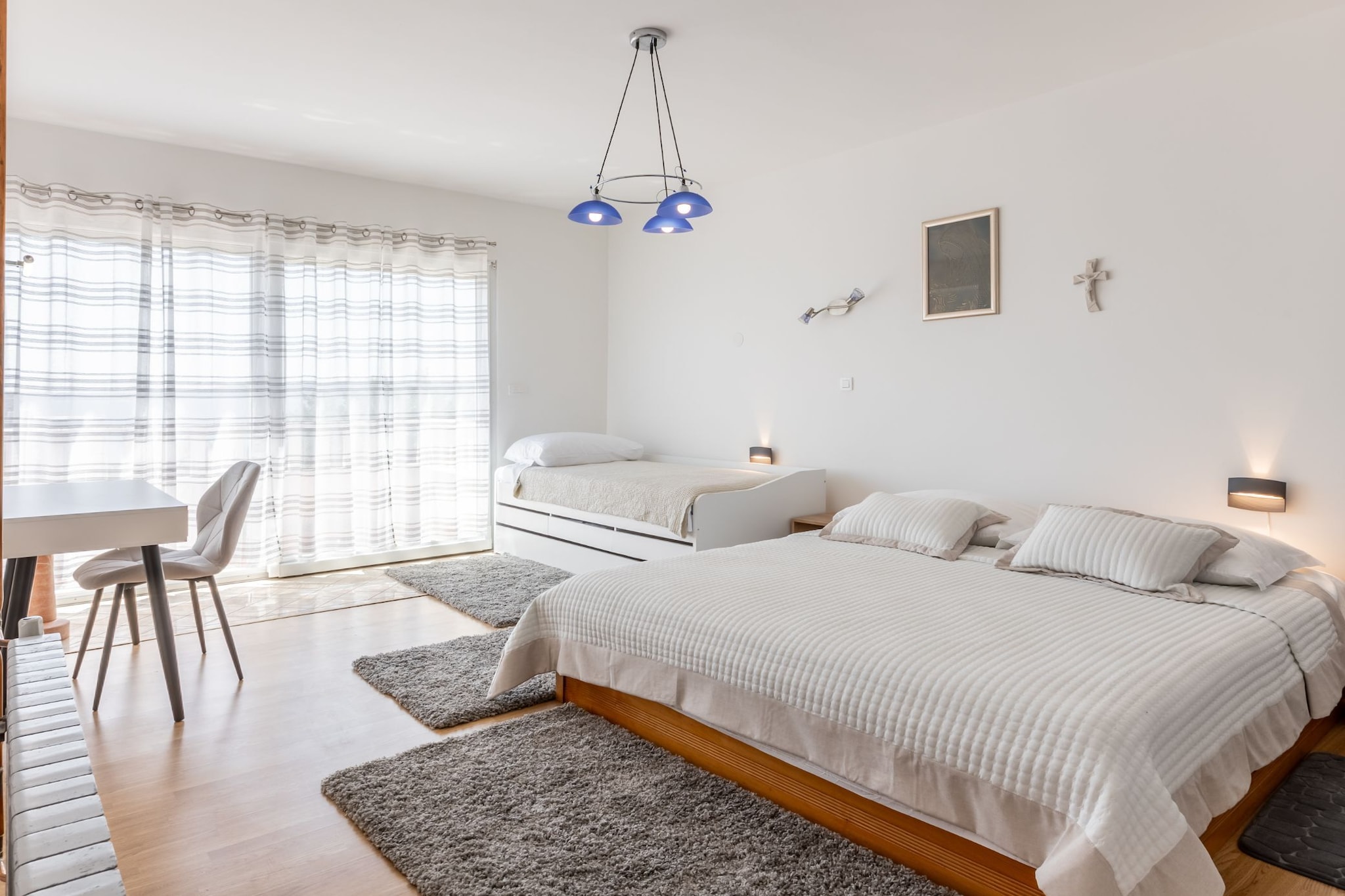 Apartment Merita - Two Bedroom Apartment with Balcony-Chambre