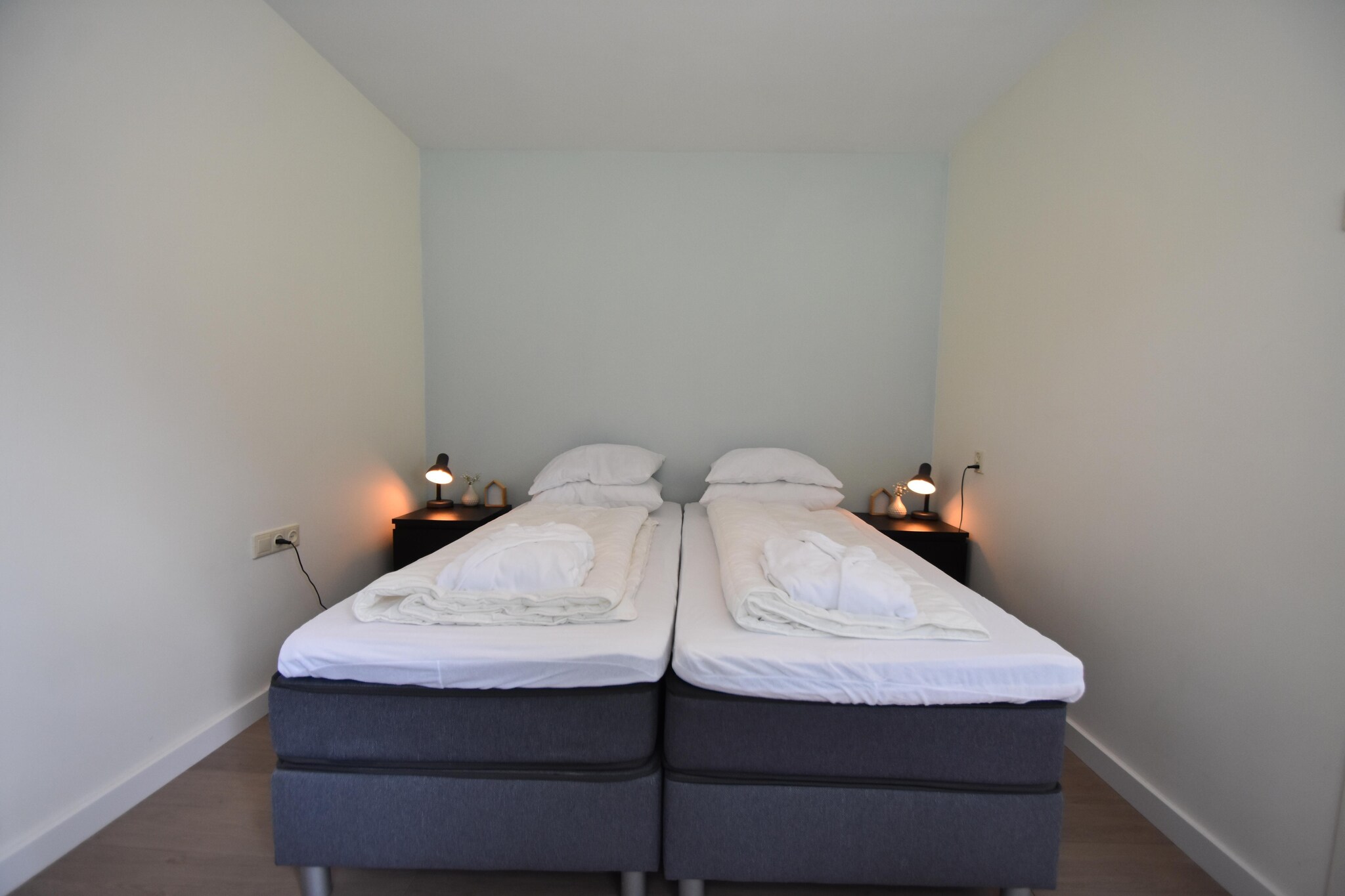 Ground floor: (open kitchen(electric kettle, cooker, hood, coffee machine(cups), oven, combination microwave, fridge), Living/diningroom(TV(flatscreen, digital, smart TV), dining table(2 persons), stove(gas), seating area), bedroom(double bed or 2 single beds, washbasin), bathroom(shower(walk-in shower), toilet))\n\nterrace(private), garden(shared with the owner , fenced), parking