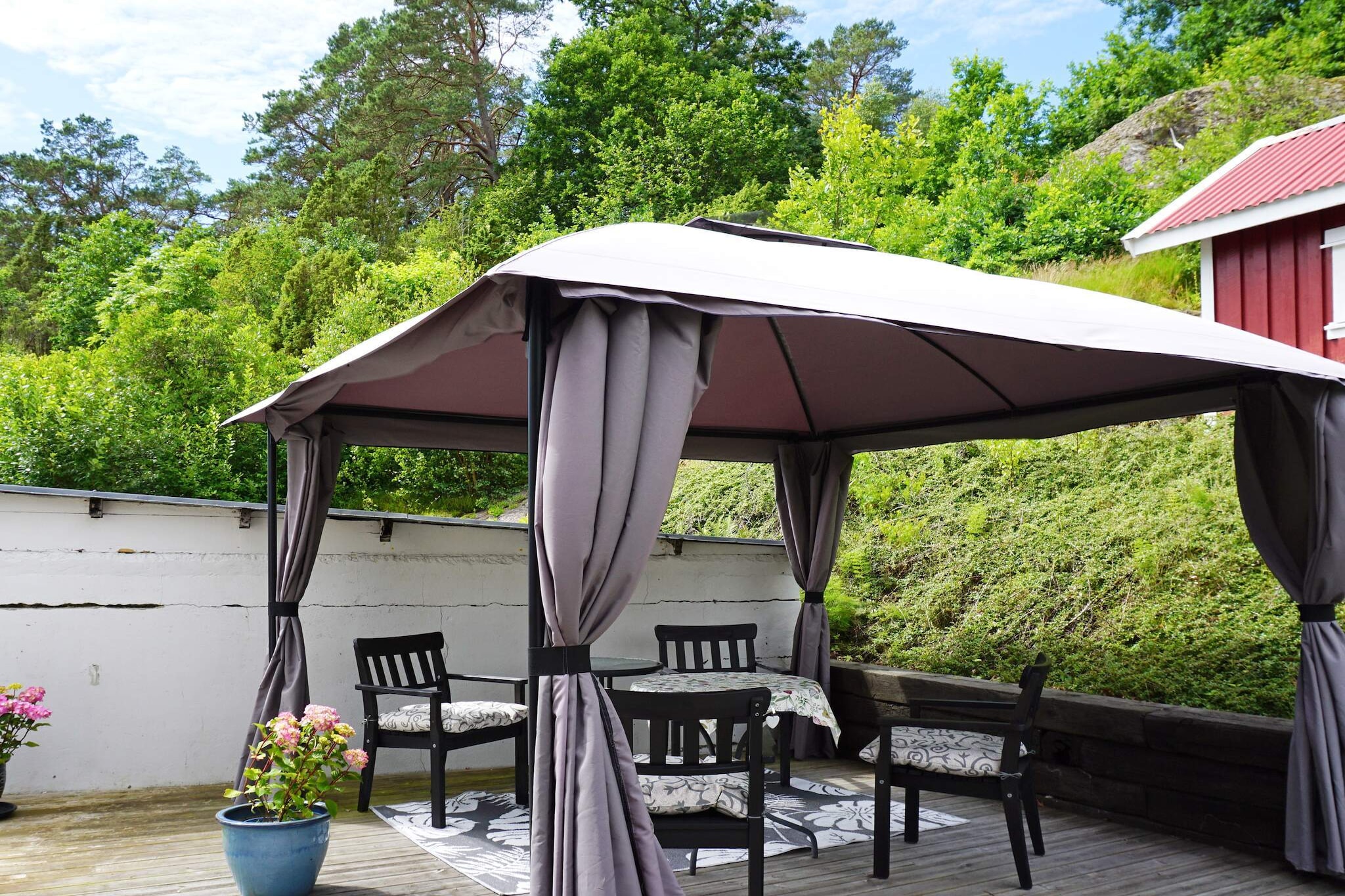 Welcome to this pleasant and sunny cottage. Perfect for the family who wants to live in peace and quiet but with proximity to the central town's services, playground areas, nice swimming areas and forests and close-to-nature experiences. Via the area's footpath and cycle path you reach the center and the playground, the road goes via a bridge over the salmon fishing river Örekilsälven which flows further into the Gullmarsfjord which is Sweden's largest fjord, here there is a nice swimming area with playground and bistro but also great opportunities for fishing or launching a kayak for self-exploration of all the bays and beaches of the fjord. In the area there are good hiking opportunities with a view of the fjord and river such as Malta's path. A trip with Munkedal's museum railway can be an exciting and interesting experience or the Torreby golf course, which is Bohuslän's oldest golf course, the course is located in a castle setting with an English-inspired castle park. The cottage with its sunny location has nice grass areas and a balcony area in a secluded location both with and without a roof, just choose between morning and evening sun or shade. On the inside, you are greeted by a welcoming hall and further into the cottage's kitchen with, among other things, a stove, microwave, fridge/freezer, coffee maker. Inside the kitchen is the cottage's dining room and living room with a large, comfortable sofa group and TV. From the hall, a staircase leads up to the second floor with two bedrooms, one of which has a comfortable double bed and a larger one with two single beds. The room has a partition in the middle which provides some privacy and a bathroom with a bathtub. In the garden is the cottage's annex with a bunk bed measuring 70 x 200 cm. At the cottage's entrance there is a covered patio with summer furniture and barbecue. Here you can grill a good piece of food and enjoy delicious meals while the sun so slowly sets in the northwest. The cabin has a fiber connection. The municipality of Munkedal has very varied natural areas worth visiting, everything from sea and fjord environments to deep forests with lakes and rivers. From Kaserna's canoe centre, an approx. 4 mile long paddling trail runs through lakes and waterways, a great opportunity to explore a beautiful part of the surrounding area. From the cottage you can also easily reach other municipalities and excursion destinations worth visiting, e.g. take the local road past Saltkällan, Skredsvik, Rotviksbro stop at "Två Fröknar" which is a cozy shop with both interior design and clothes. Next door is the restaurant Stallgården, which also sells organic produce in the shop "Stallgården's Pantry". Then continue with some shopping at Torp Köpcentrum or why not a visit to Bohusläns Museum. From the cabin, you can also easily make day trips to Nordens Ark, Havets Hus in Lysekil, Smögenbryggan, fishing and boating communities in the northern part of Bohuslän.