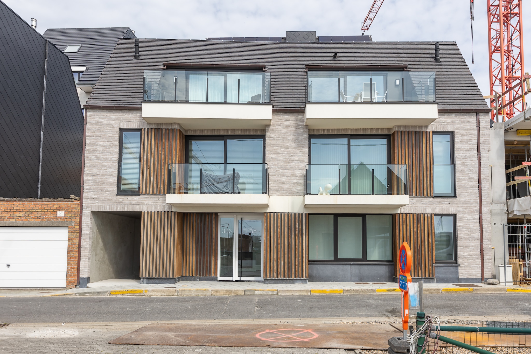 Newly built rooftop flat with sun-facing terrace.