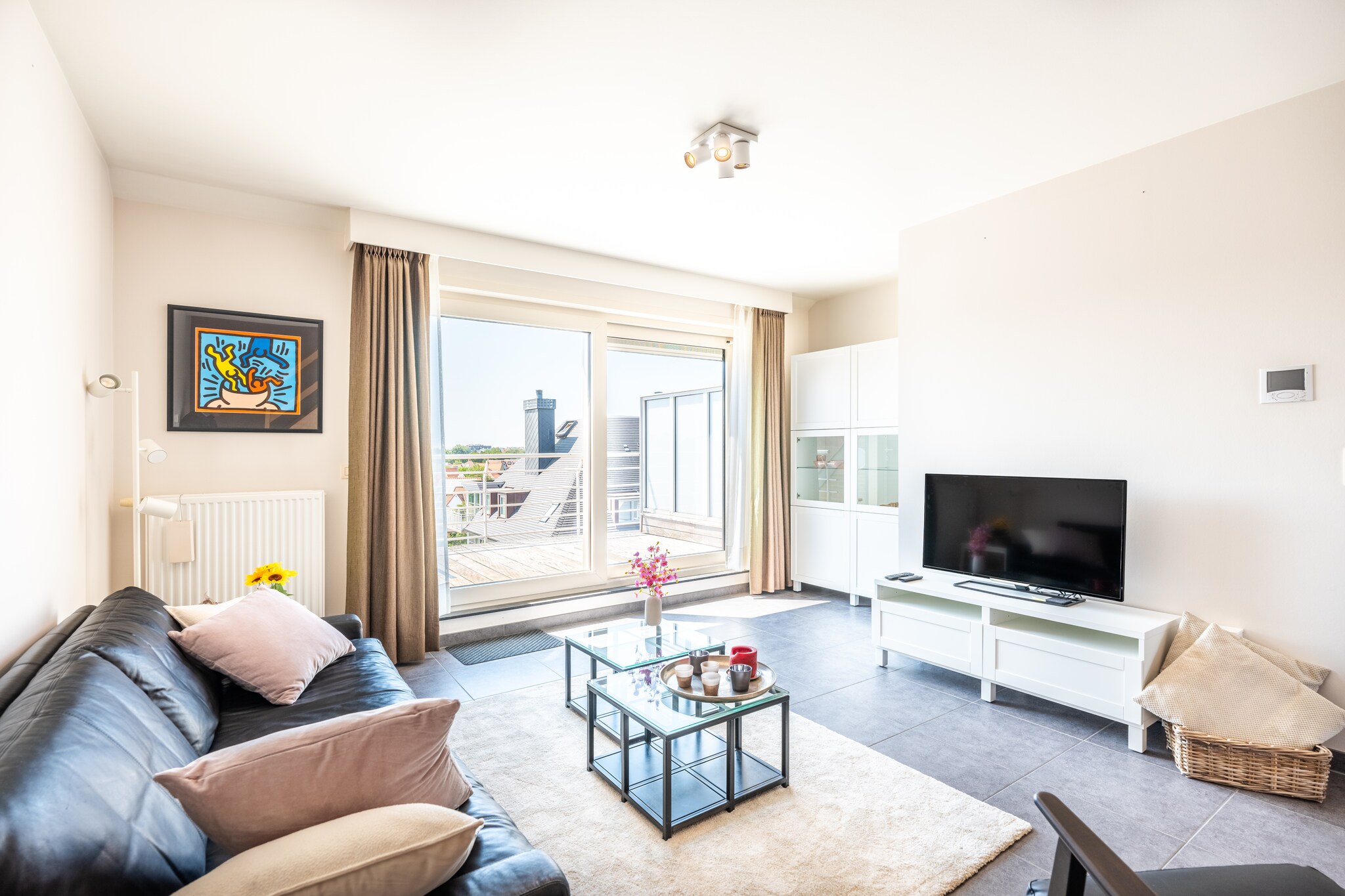 Welcome to your new home in the vibrant commercial center of Koksijde! This charming duplex apartment offers the perfect blend of convenience and comfort, nestled quietly amidst shops, restaurants, and a cinema. Ideal for those who appreciate both the hustle of city life and the tranquility of a cozy retreat.
Enjoy the best of both worlds with easy access to local amenities and a serene atmosphere. With the beach just a short walk away and excellent opportunities for cycling and nature walks right on your doorstep, this location is perfect for outdoor enthusiasts. A nearby playground adds to the family-friendly appeal.
On the 4th floor, you’ll find a welcoming hall, a separate toilet, and a well-equipped kitchen with a dining table and access to a terrace on the Zeelaan side, perfect for morning sun. The spacious living room features a corner lounge and opens onto a second terrace, ideal for enjoying the afternoon sun. A storage room with a washing machine and dryer adds to the convenience. The upper floor hosts a bathroom with a bath and shower curtain, a separate toilet, a bedroom with a double bed, and a second bedroom with a bunk bed and a pull-out bed. This thoughtful layout ensures a comfortable and functional living space for all.