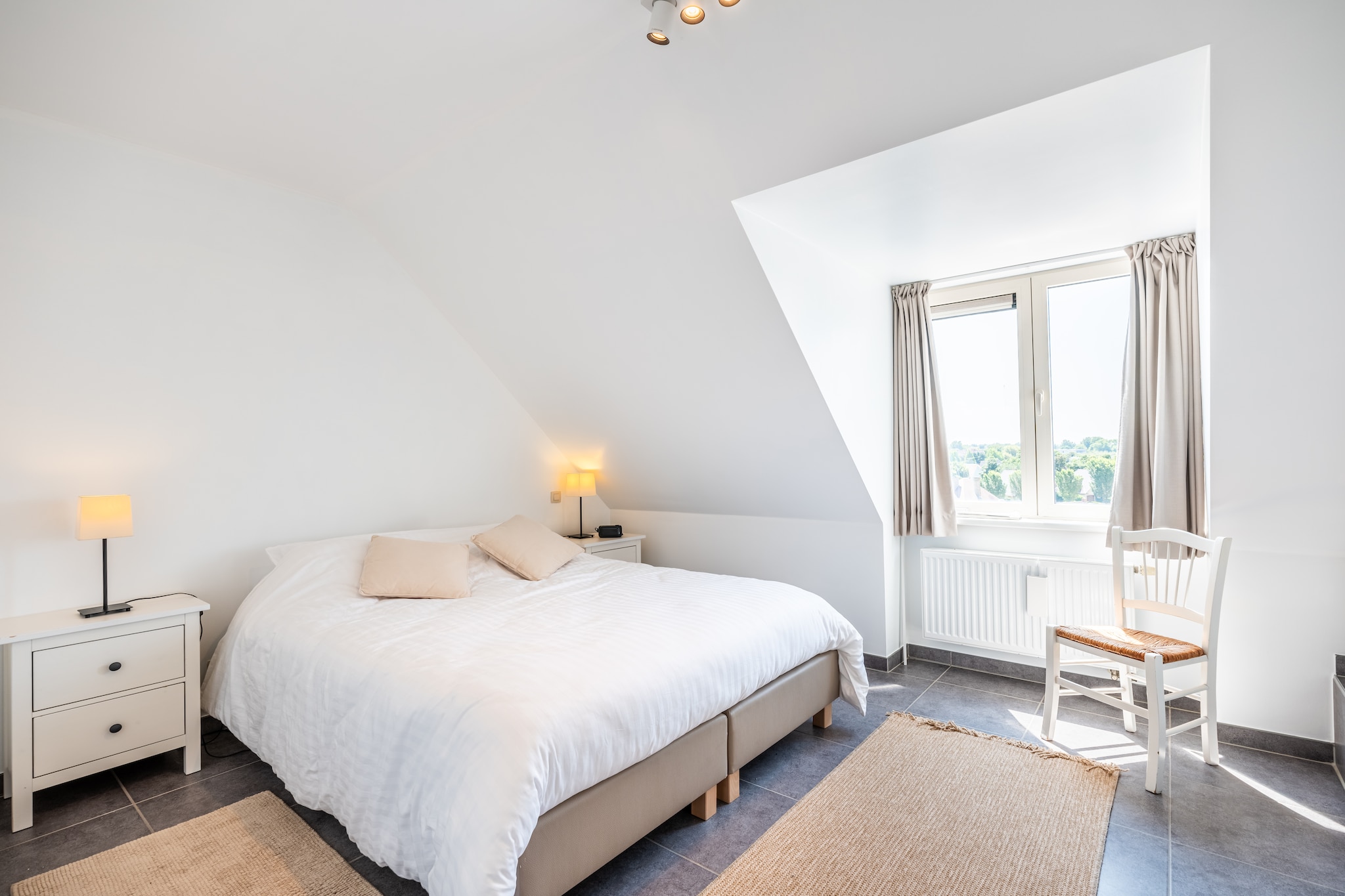 On the 4th floor: (hallway, Living room(TV, seating area, balcony or terrace, stair gate), Large kitchen(dining table, hob(ceramic), electric kettle, toaster, hood, coffee machine, oven, grill, microwave, dishwasher, fridge, balcony or terrace, Juicer, Hand blender), toilet(toilet), storage(tumble dryer, washing machine))\n\nOn the 5th floor: (bedroom(double bed(twin duvet, 160 x 200 cm)), bedroom(single trundle bed(duvet, 90 x 200 cm), bunk bed(duvet, 90 x 200 cm)), bathroom(bathtub with shower, washbasin), toilet(toilet))\n\ngarage, bicycle storage, garden furniture(4 persons), parking, deckchairs, lift