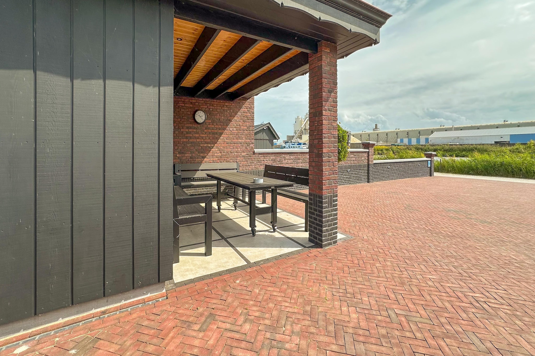 A Charming Retreat on the Water
Oane's Húske offers a peaceful escape in the heart of Friesland. Set in a traditional Frisian Forest House, this detached home blends heritage charm with modern luxury. Tucked away on a quiet canal, it features inviting garden spaces, a large dining area, a covered terrace with seating, and a secure bike storage area with charging points. Children can safely enjoy the playground, complete with a bird’s nest swing, tumbling frames, and a table tennis table. For added indulgence, guests can unwind in the private Finnish sauna with infrared heating or cool off in the adjacent outdoor shower.
Explore Friesland’s Best-Kept Secrets
The surrounding area is a haven for outdoor lovers. Enjoy scenic cycling and walking routes along the Burgumermar or through the forests of De Kruidhof, Friesland’s botanical garden. Families will love Speelbos it Hossebos, and the interactive exhibits at Museum Spitkeet in Harkema. Day trips to historic Dokkum and the lively cities of Leeuwarden and Groningen promise culture and charm, while ferry access to Schiermonnikoog offers an unforgettable Wadden Sea island experience.
Taste of the Region
Just minutes away, you'll find a variety of local eateries and cafés offering regional dishes in cozy settings. In nearby Burgum and De Westereen, explore quaint bistros and restaurants serving traditional Frisian meals. For a scenic treat, enjoy waterside dining near Skûlenboarch beach.