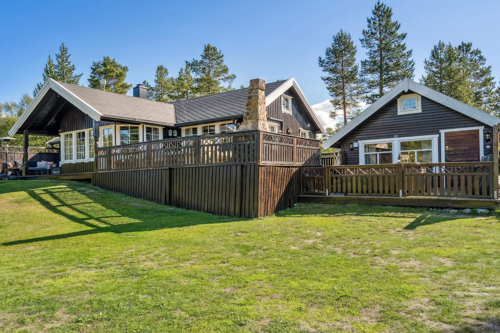 Great year-round cabin with a high standard, located in beautiful nature an hour and a half from Tromsø. Here are good opportunities to experience the northern lights from the outdoor hot tub. The cabin was built in 2009 and modernized in 2015, i.a. with its own lounge section and sauna. Here you will find a jacuzzi, good storage space, nice outdoor and hiking areas. Shops and places to eat can be found a short distance away. The cabin has plenty of beds with two large bedrooms on the first floor and a large bedroom in the loft. In addition, there are two beds in the atmospheric annex. There is a living room with fireplace heating, as well as a living room in the loft as well. There is a TV screen that you can connect to your PC, remember the hdmi cable. It is mod broadband, so the connection can be unstable. Bedroom 1 has a double bed. Bedroom 2 has a family bunk, lower bunk is 120 cm wide. Bedroom 3 in the loft has two wide beds, here is a sloping ceiling. Maximum ceiling height is 175 cm. In the annex there are 2 single beds and the height of the sleeping loft here is 140 cm. This is a place where tranquility descends. A cabin with soul, character, views and fantastic sun and northern light conditions. Just 1.5 hours' drive from Tromsø, you will find a sanctuary with indoor wood burning, an outdoor fireplace, several outdoor seating groups, your own campfire and hot tub. Here you have a view and can stroll straight down to the small lake Rundvannet, or you can sit on the sheltered terrace that surrounds the house so that you can follow the sun from morning to evening or watch the northern lights play in the polar sky. There is little light pollution at the cabin, which will provide very nice conditions for northern lights both from the hot tub, the terrace and in nature. The cabin is located in a very popular cabin area. The area is very sunny and there is the possibility of fishing both in summer and winter. Ice fishing is a popular activity and Takvatnet and Lille Rostavann can be recommended. In winter, there are also great skiing and summit hiking opportunities, or you can choose to watch the northern lights from the terrace/fireplace. The cabin is sheltered, here you can enjoy the silence and find peace.