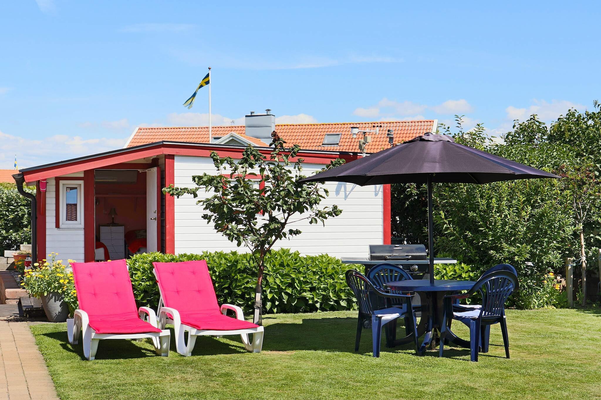 Annex: (2x single bed)\n\nKitchen(cooker(electric), hood, coffee machine, microwave, fridge(+ freezer)), Living/bed room(TV(norvegian TV channels ), chromecast), bedroom(2x single bed), bathroom(washbasin, shower, toilet), bathroom(washbasin, shower, toilet), conservatory(TV(norvegian TV channels ), chromecast), terrace(garden furniture, BBQ), geothermal energy, air to air heatpump