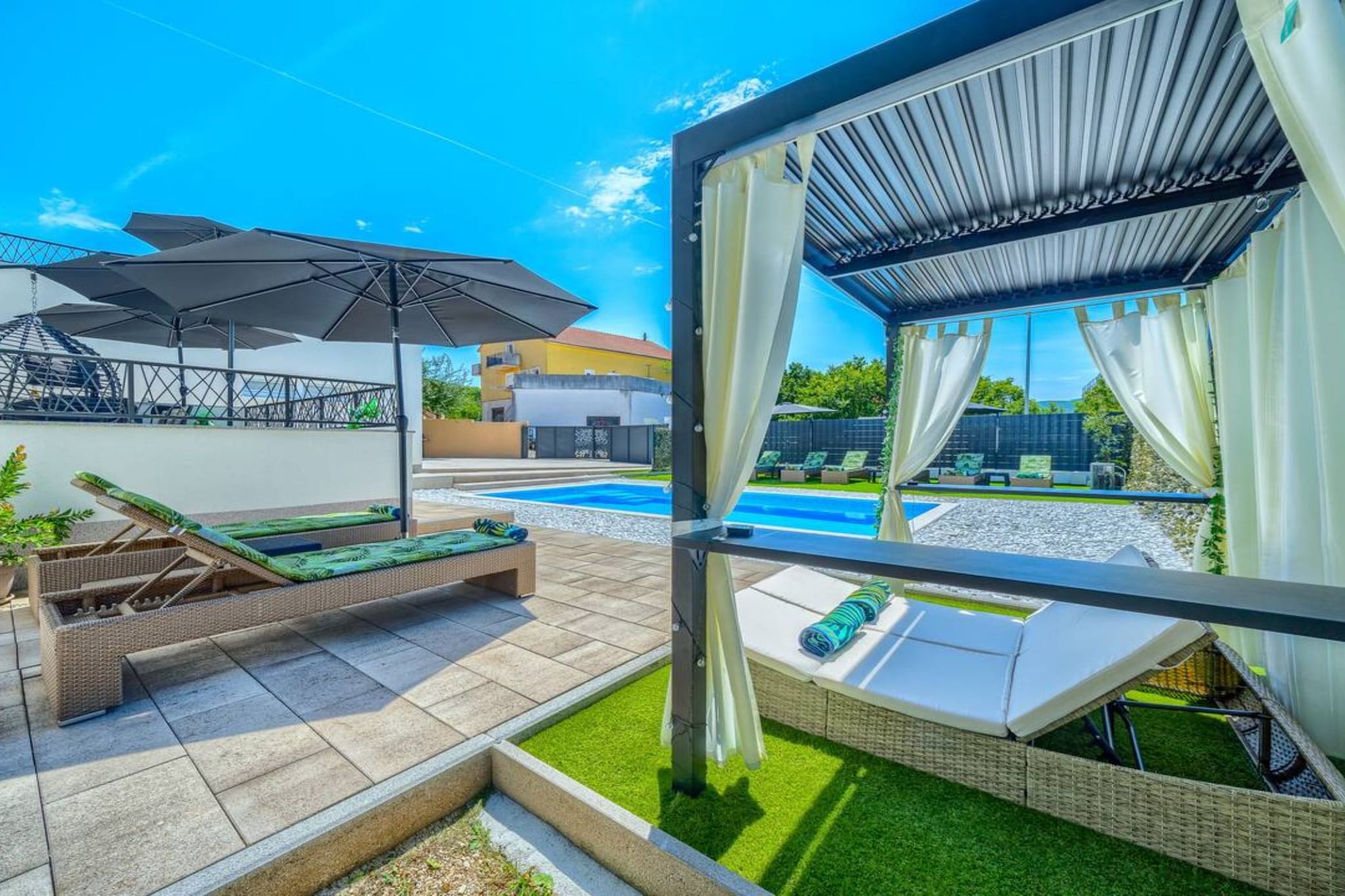 Five Bedroom Villa with Private Pool-Piscine