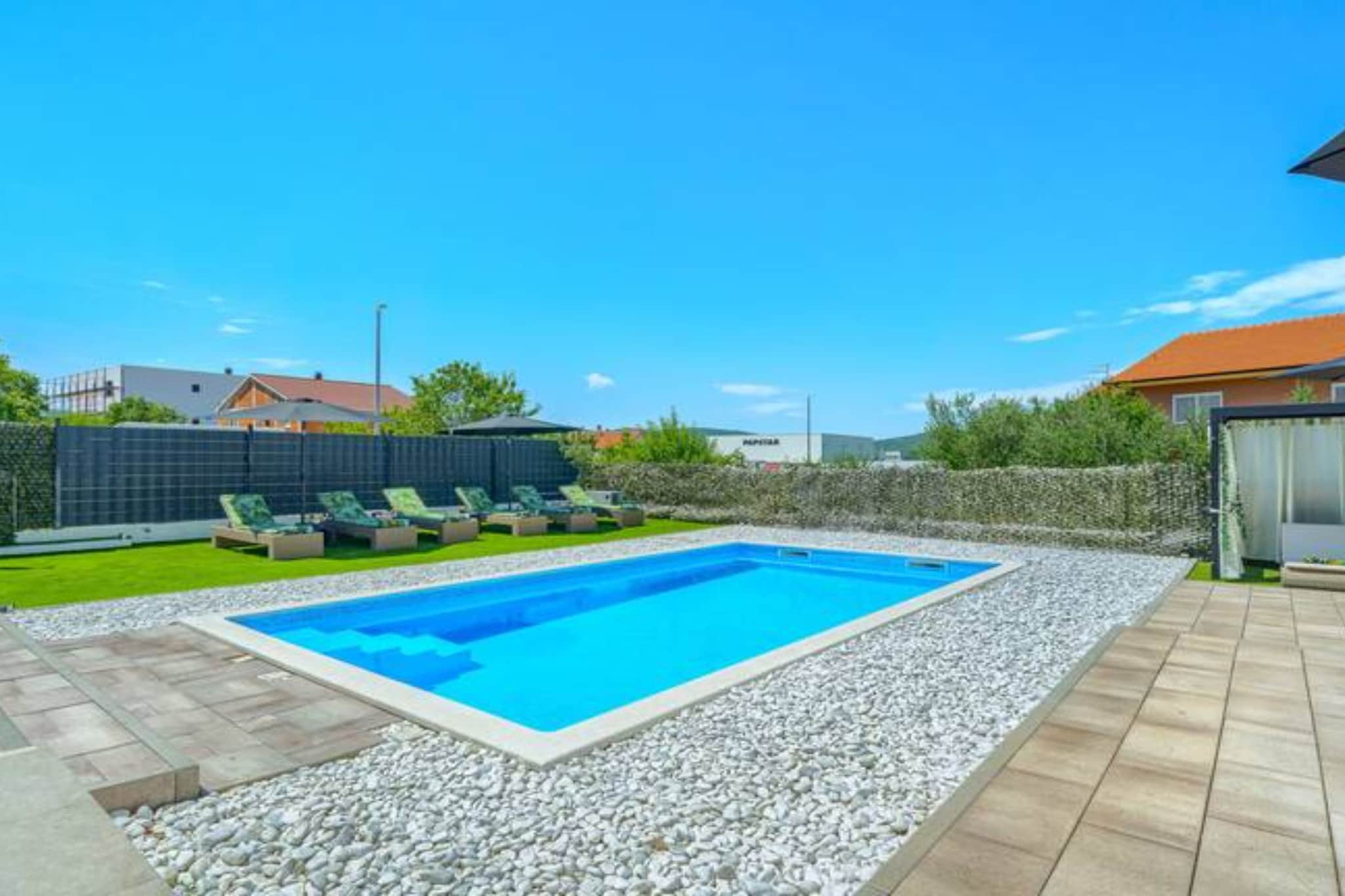 Five Bedroom Villa with Private Pool-Piscine