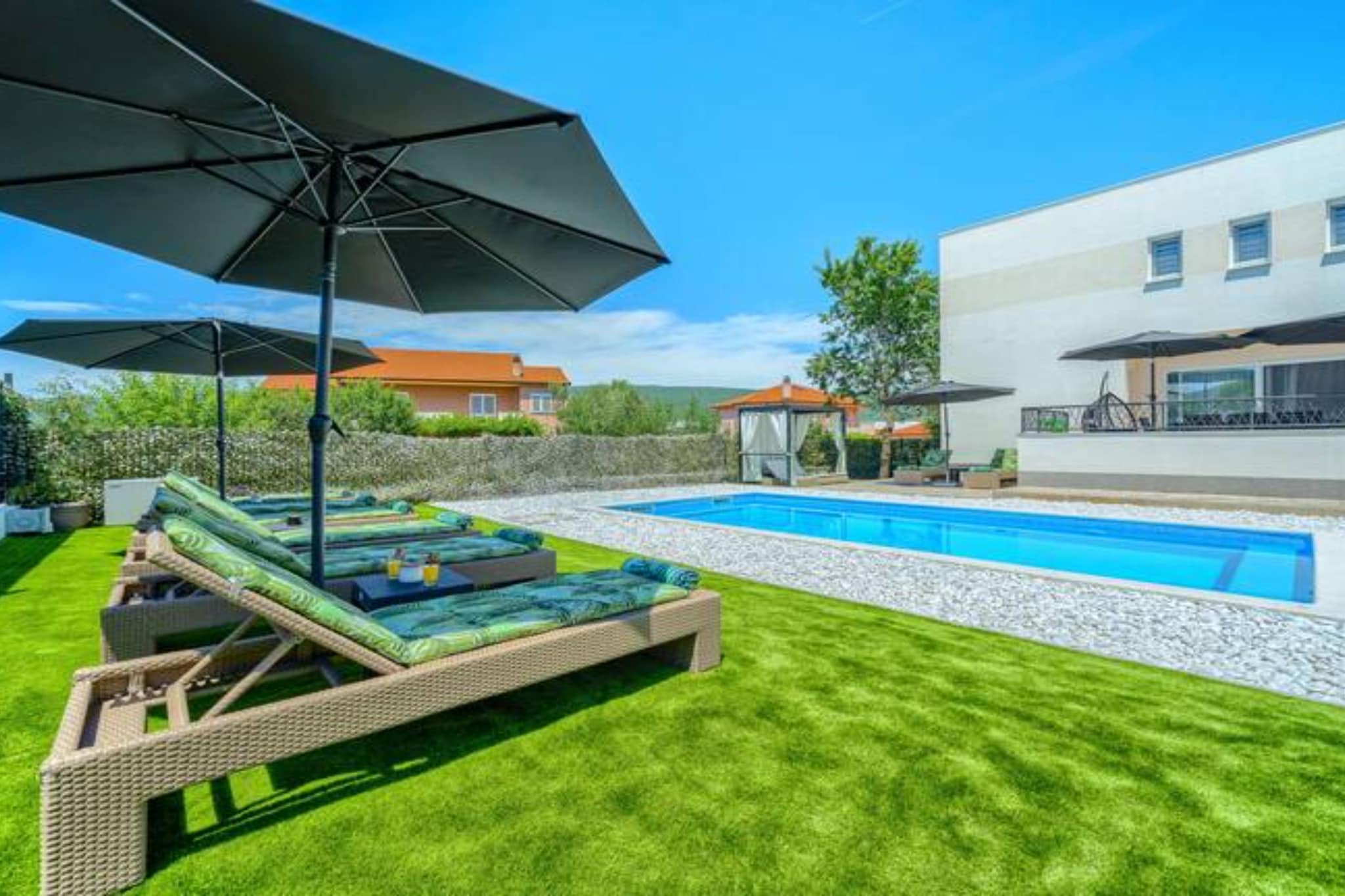 Five Bedroom Villa with Private Pool-Piscine