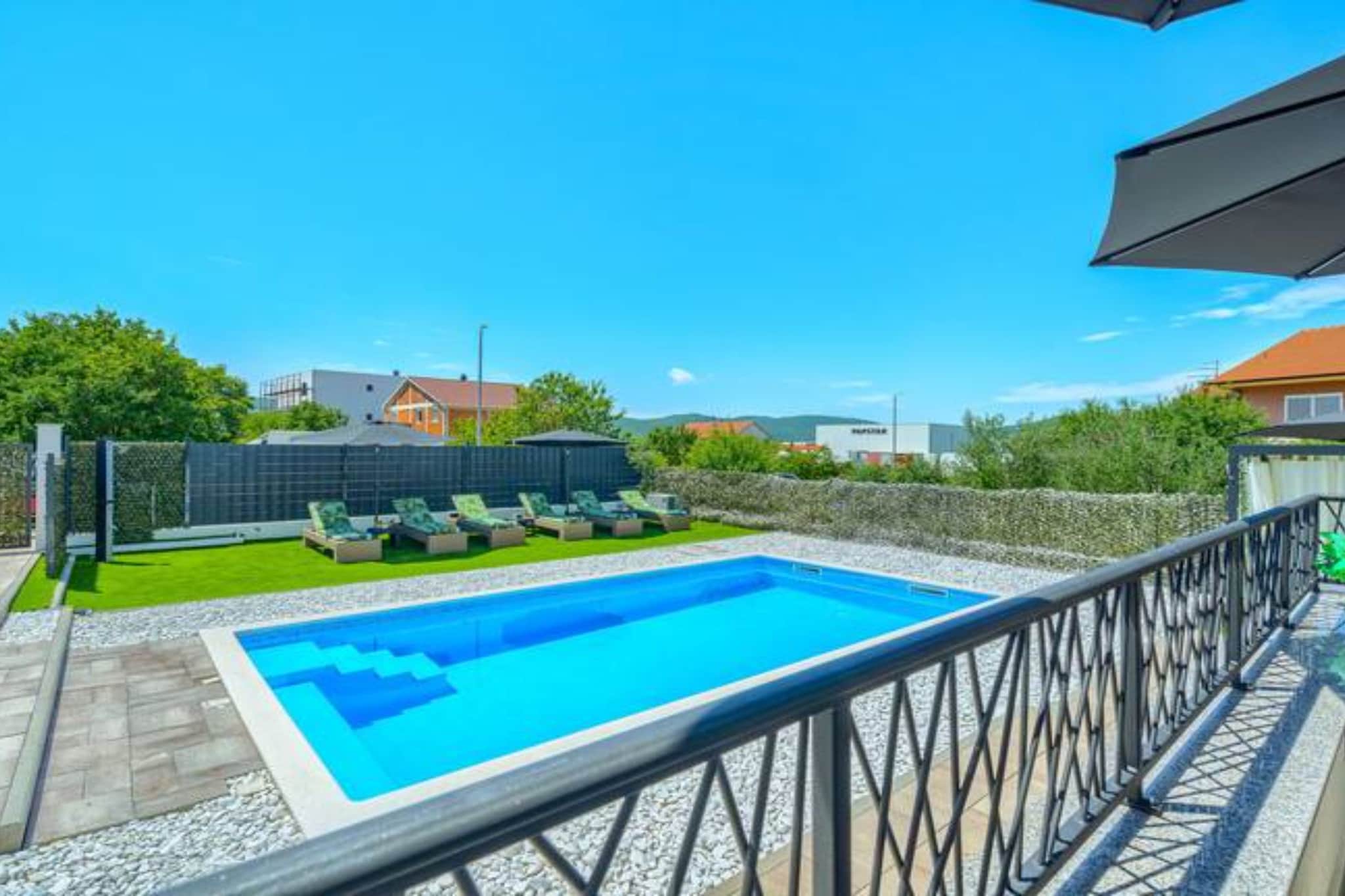 Five Bedroom Villa with Private Pool-Piscine