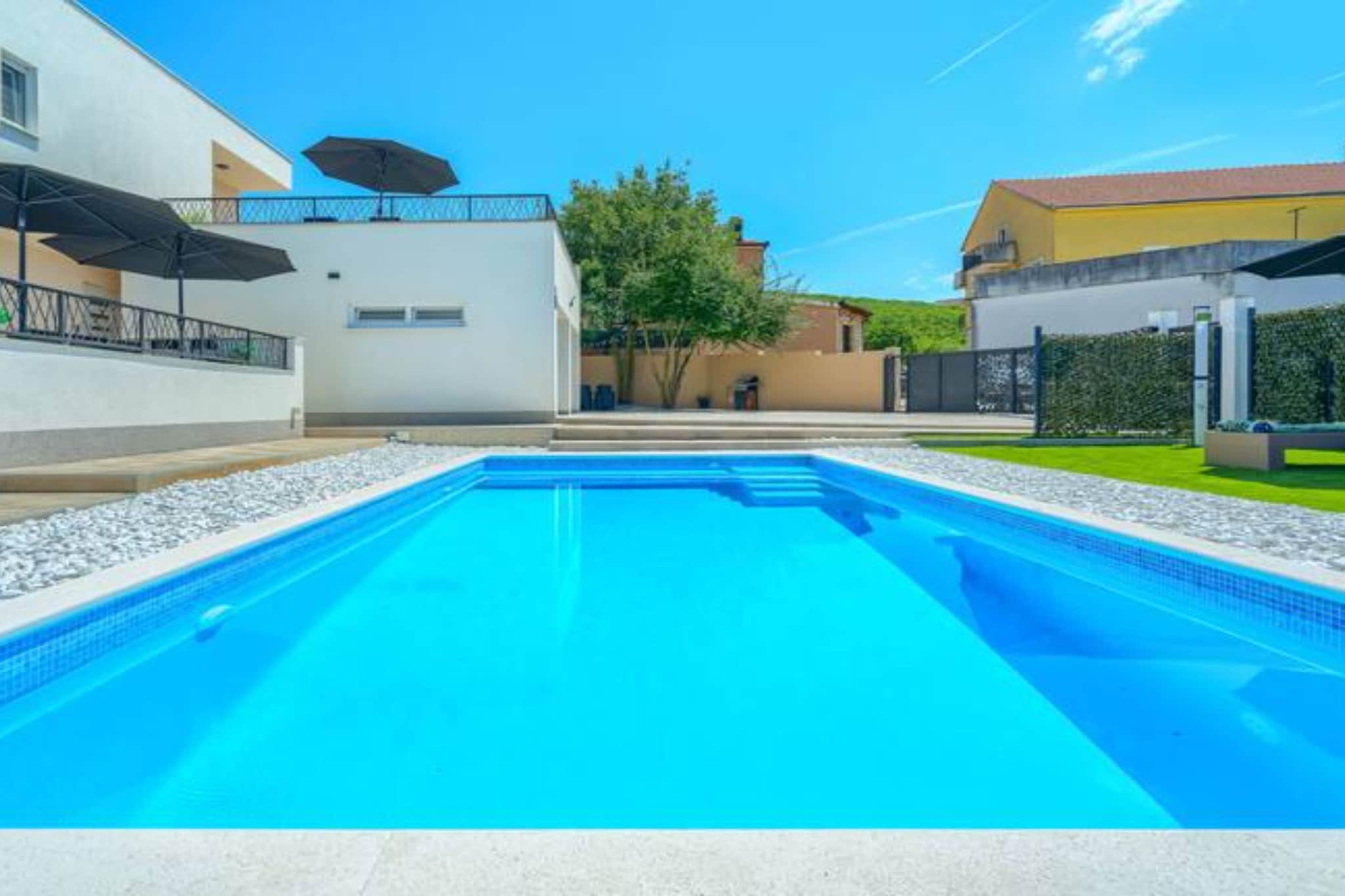 Five Bedroom Villa with Private Pool-Piscine