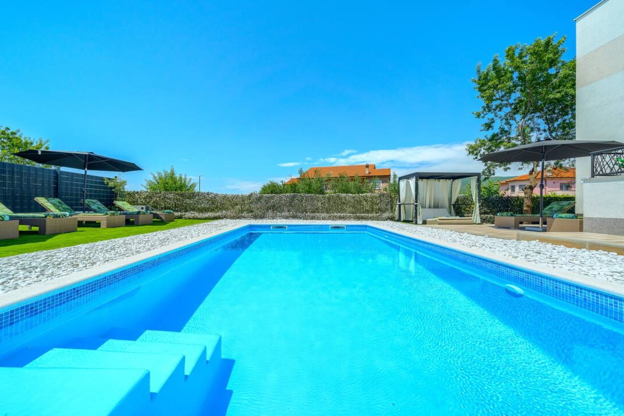 Five Bedroom Villa with Private Pool-Piscine