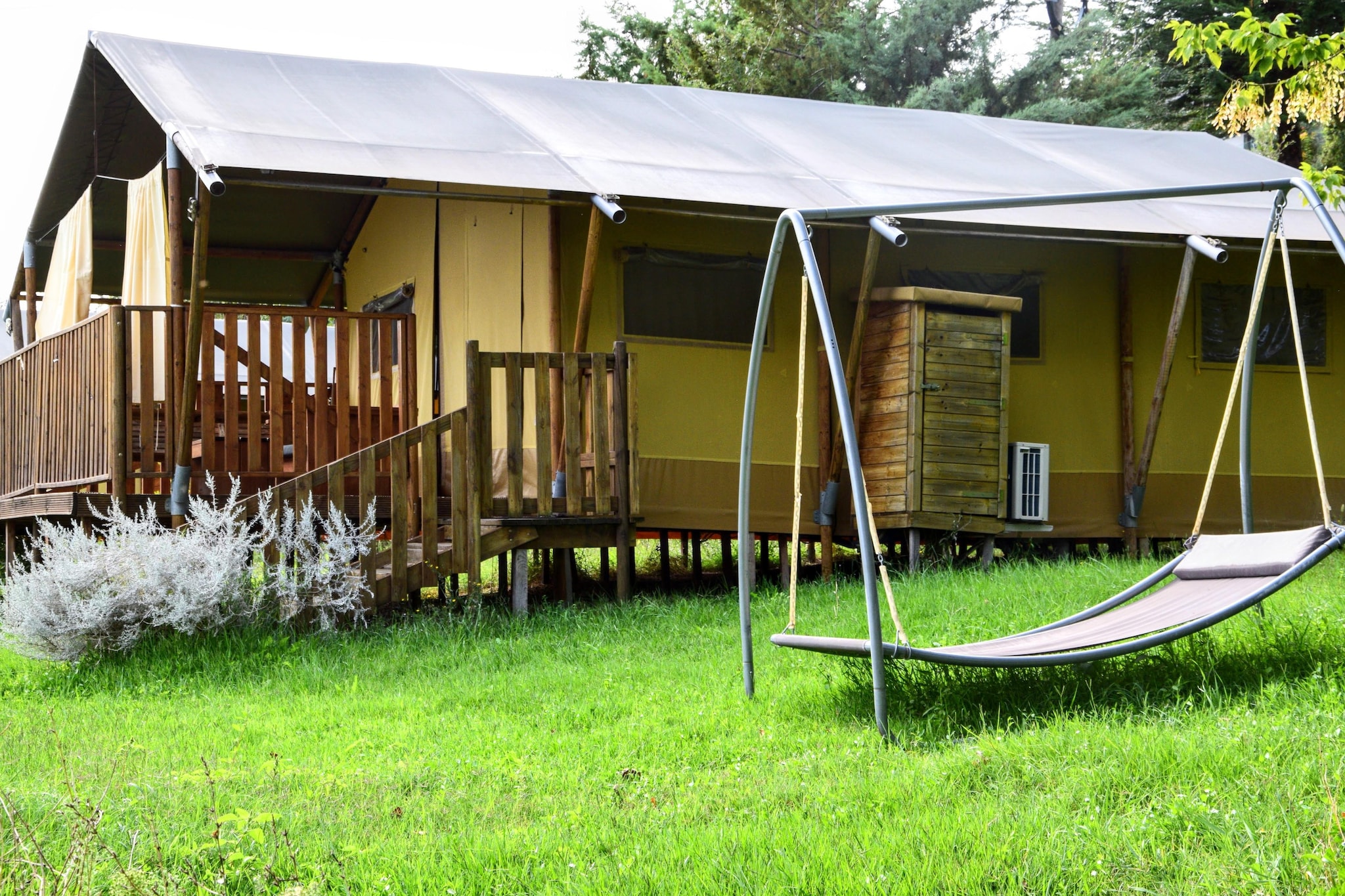 How to enjoy nature without giving up comfort? The best way is to try a Glamping stay. The tent can accommodate up to 5 people, with 2 bedrooms and a bathroom with hydromassage shower. The air conditioning will keep you cool even on the hottest days. The tent has a large porch with table, chairs and sofa to enjoy delicious dinners in the open air. The farmhouse offers guests a large swimming pool with sun loungers. There is also an open-air gym and a play area for children. The long sandy beaches of the Adriatic can be reached by car in less than 10 minutes, while in the surrounding area there are dozens of small historic villages to visit and discover.