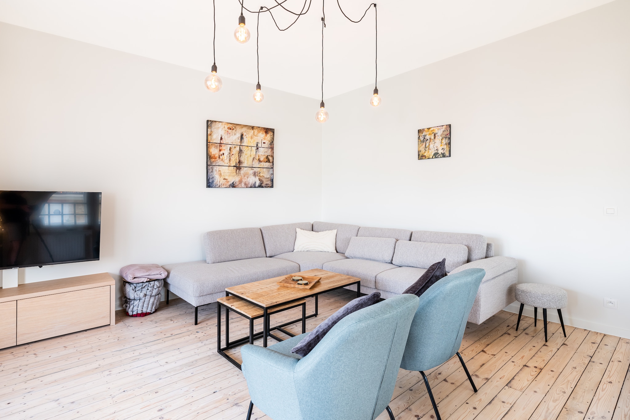 In this renovated coastal villa full of charm and contemporary comfort, you can spend a wonderful holiday by the sea with 8 people. Not only will you be staying within walking distance of the sea, but you can easily reach the center of Koksijde and St-Idesbald on foot, by bike or by tram. The sunny terrace and the beautifully landscaped garden with a second terrace where you can enjoy the evening sun are also equipped with every comfort. Please take a quick look at the photos and description for more detail.
Layout:
Ground floor: On the street and garden level is the garage where you can park bicycles, strollers and bicycle trailer. You can park a car in front of the garage. Behind the garage is a utility room, a laundry room and a fully equipped bathroom with separate toilet.
Belle-étage: The front door of the house can be reached via a staircase (see photos). Once inside you will find a spacious entrance hall, a cozy living room, a toilet, the stairs to the top and the fully equipped kitchen that gives access to the raised terrace. You can also take the stairs to the garden via this terrace.
1st floor: On the first floor is the bathroom with bath, shower, sink and toilet. 2 spacious bedrooms with double bed (box spring), 1 baby cot and plenty of closet space. You go to the next floor via the stairs.
2nd floor: Here there are again two bedrooms with double bed (box spring) and cupboard space. These rooms are air-conditioned