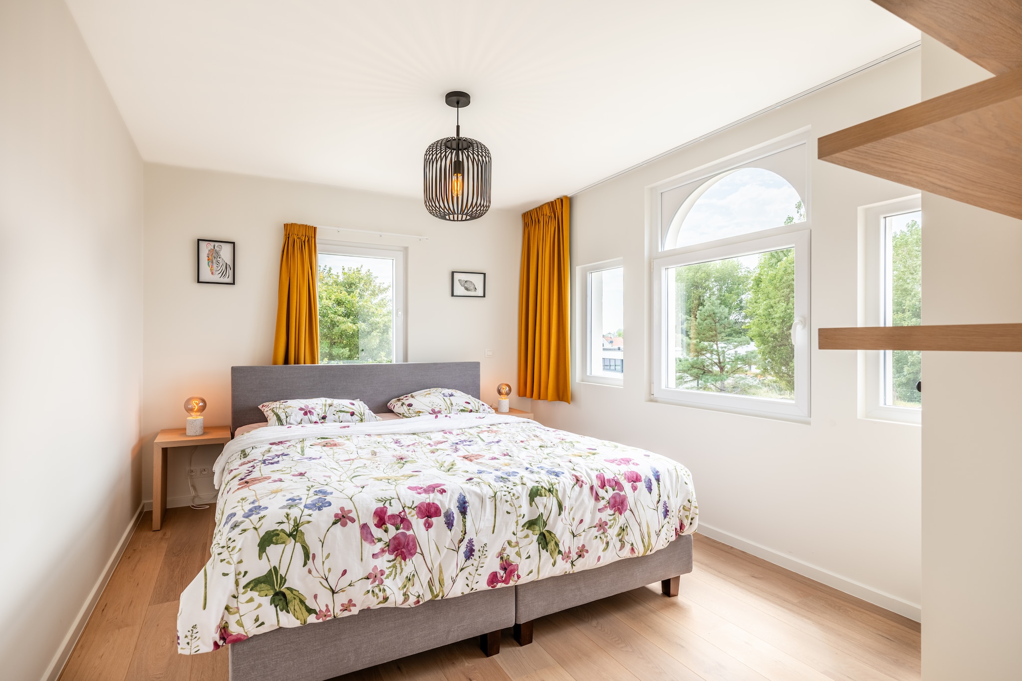 Ground floor: (bathroom(shower(walk-in shower)), toilet(toilet), storage(tumble dryer, washing machine, ironing board, iron), sun loungers, BBQ, deckchairs, parasol)\n\nOn the 1st floor: (Entrance, Living room(TV(cable, digital), seating area), Large kitchen(dining table, hob(induction), toaster, hood, coffee machine(filter, pads), oven, combination microwave, dishwasher, fridge, balcony or terrace, Hand blender), toilet(toilet))\n\nOn the 2nd floor: (bedroom(double bed(twin duvet, 180 x 200 cm)), bedroom(double bed(twin duvet, 180 x 200 cm)), bathroom(bath tub, shower, washbasin, toilet))\n\nOn the 3rd floor: (bedroom(double bed(twin duvet, 160 x 200 cm), air conditioning), bedroom(garage, double bed(twin duvet, 160 x 200 cm), air conditioning))\n\nterrace, garden, garden furniture, parking, high chair, baby crib(free)