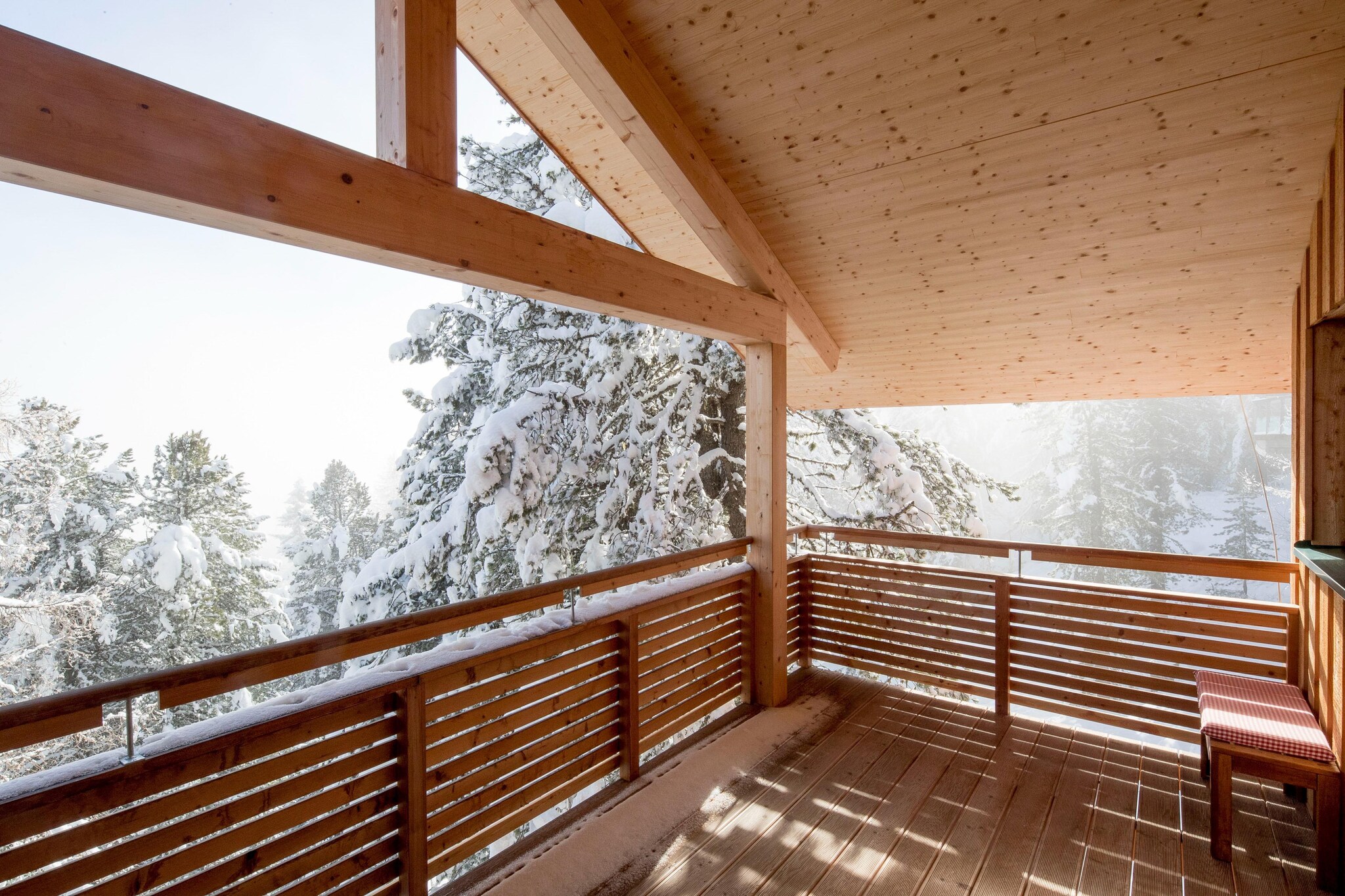 Ground floor: (Entrance, bedroom(double bed), bedroom(double bed), bedroom(bunk bed, bunk bed), Bedroom with bathroom(double bed, shower, toilet), Internet access)\n\nOn the 1st floor: (Living room(TV, dining table, fireplace, seating area, DVD player), open kitchen(hob(4 ring stoves, ceramic), electric kettle, coffee machine(espresso, filter), oven, microwave, dishwasher, fridge-freezer), Bedroom with bathroom(double bed, shower, toilet), balcony)\n\nbathroom(shower, sauna, hairdryer), hot tub, washing machine, ski boot heaters, heating(central), garden furniture, drying cabinet