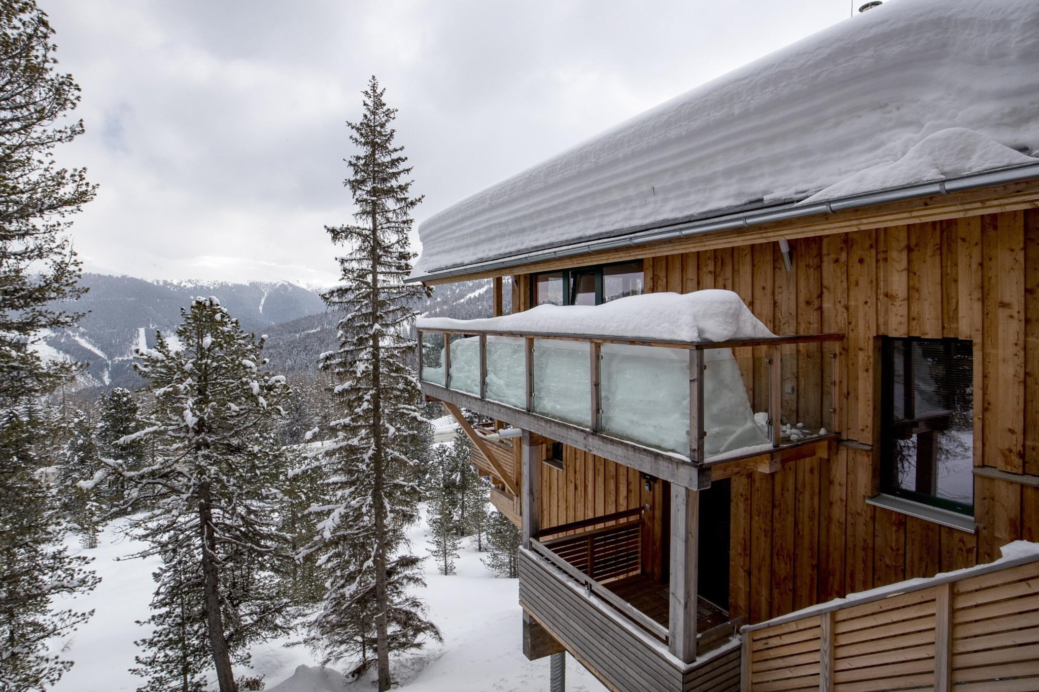 Ground floor: (Entrance, bedroom(double bed), bedroom(bunk bed, bunk bed, balcony), Bedroom with bathroom(double bed, shower, toilet), Bedroom with bathroom(double bed, shower, toilet, balcony), bathroom(Bubble bath, shower, infrared sauna, toilet, hairdryer), Internet access, balcony)\n\nOn the 1st floor: (Living room(TV(satellite), dining table, fireplace, seating area, DVD player), open kitchen(hob(4 ring stoves, ceramic), electric kettle, electric kettle, toaster, toaster, coffee machine(espresso, filter), oven, microwave, dishwasher, fridge-freezer), Bedroom with bathroom(double bed, shower, toilet), balcony)\n\nhot tub, washing machine, ski boot heaters, heating(central), garden furniture, drying cabinet