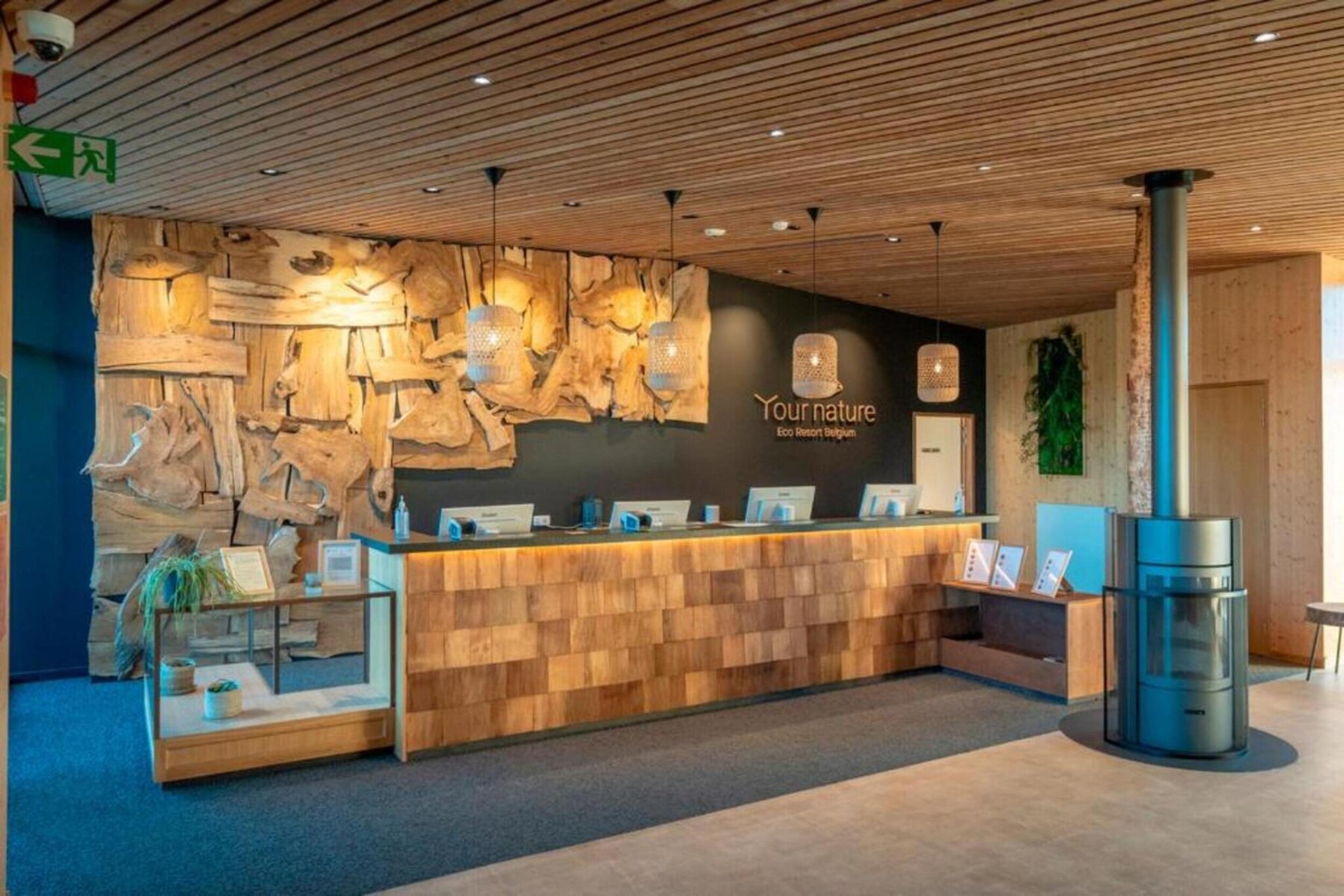 Discover the award-winning Your Nature, a "Leisure Award Winning Park" renowned for its sustainable design and outstanding amenities.
Welcome to Sky Pad, a stunning duplex nestled on the shores of Fouage Pond within the 280-hectare Domaine du Bois de Fouage. Its sleek, light-filled interiors and tranquil setting offer spectacular views of the 4-hectare lake. Relax in the mezzanine reading nook or on the spacious terrace overlooking the water. The first floor houses a refined bedroom with a double bed and a bathroom with a bath and separate toilet. The ground floor features a cozy twin bedroom, private bathroom with an Italian shower, and an additional toilet, perfect for a family of four. Enjoy a fully equipped kitchen, wood fireplace, secure parking with electric car charging, and bike storage. A multipurpose hall is available for meetings and seminars.
Located 15 km south of Tournai and close to Lille, Brussels, Paris, and London, Sky Pad blends luxury with nature.
Note: Resort roads are vehicle-free; golf carts and bicycles are available for rent. Fishing and swimming are prohibited.