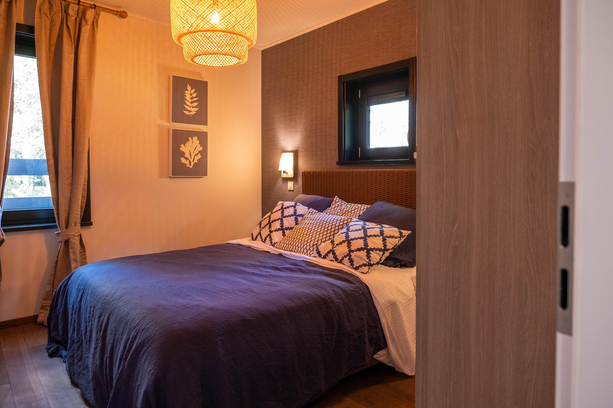 Ground floor: (Living room(TV(smart TV), dining table, fireplace, seating area), open kitchen(electric kettle, cooker, coffee machine(pads), oven, dishwasher, fridge-freezer), bedroom(single bed(80 x 200 cm), single bed(80 x 200 cm)), bathroom(shower(walk-in shower), washbasin), toilet(washbasin, toilet), Internet access)\n\nOn the 1st floor: (bedroom(double bed(160 x 200 cm)), bedroom(double bed(160 x 200 cm)), bathroom(bath tub, shower, washbasin, toilet), mezzanine(seating area))\n\nbalcony or terrace, garden, bicycle storage, garden furniture, parking, parking lot(public), pond, swimming pool(shared with other guests, indoor), swimming pool(shared with other guests, outside), boules court(shared with other guests), padel court, lounge set, party games, Charging post for electric cars