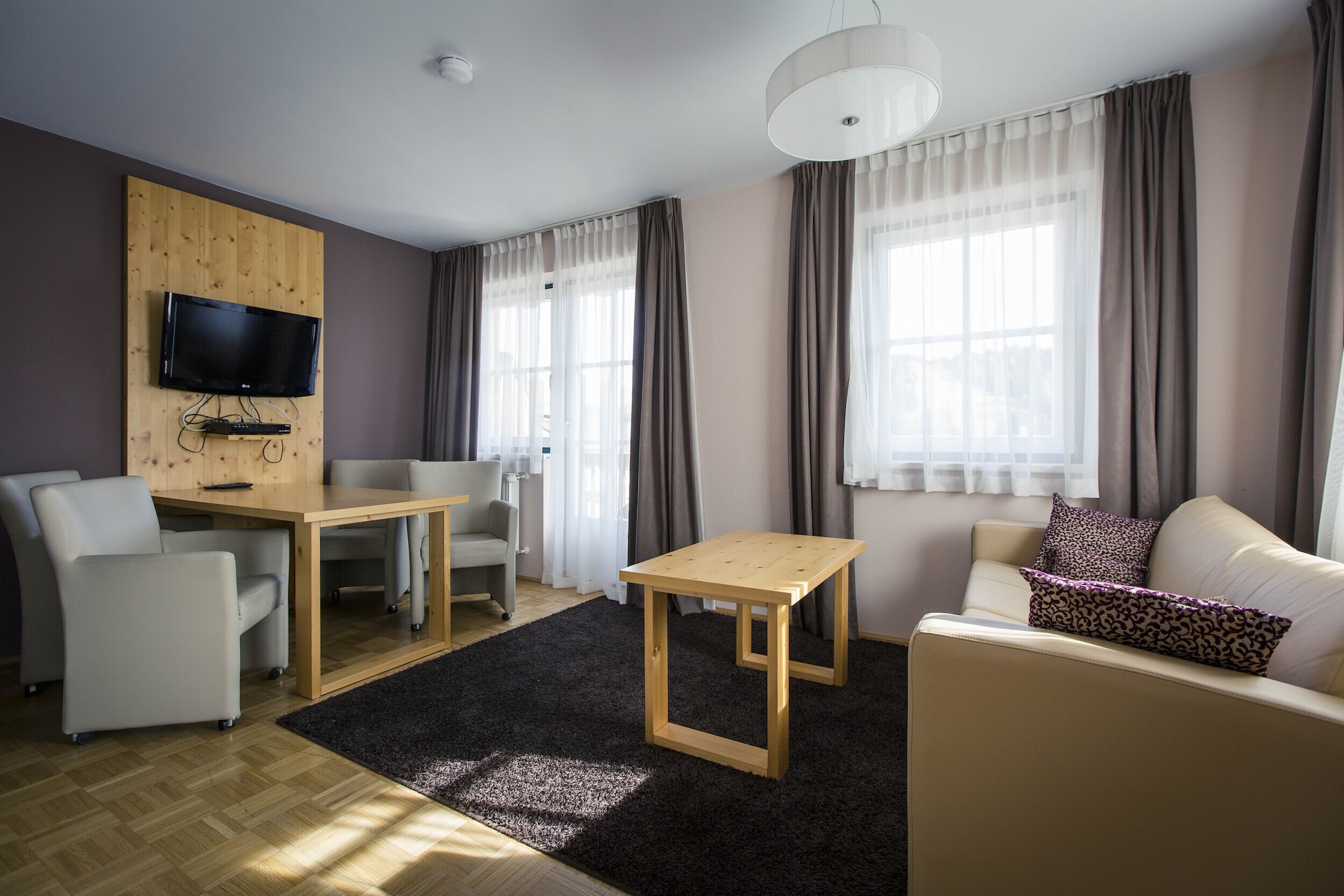 Welcome to the Enzian Apartment, a cozy 25 m² studio designed for a delightful mountain retreat for up to 2 guests. Nestled in a tranquil pine forest at an elevation of 1,800 meters, this charming apartment offers a perfect blend of comfort and convenience with breathtaking alpine views.
The apartment's location offers easy access to skiing, hiking, and walking, making it an ideal base for winter sports enthusiasts and nature lovers alike.
The Enzian Apartment features a versatile sleeping-living-dining area where you can choose between a comfortable double bed or a cozy sleeping alcove with a double bed. The well-appointed bathroom includes a shower, and the private balcony provides a lovely spot to enjoy the fresh mountain air and scenic surroundings. The open kitchen is fully equipped to cater to all your culinary needs. It includes a ceramic hob, oven, dishwasher, and a fridge with a freezer compartment. Essential small appliances such as a toaster, kettle, and coffee machine are also provided. To ensure a smooth start to your stay, a small starter set with dishwasher tabs, dishwashing liquid (sample), a sponge, garbage bags, cleaning supplies, and a tea towel will be ready upon arrival. Stay connected with free Wi-Fi and enjoy a range of channels on satellite TV.
Enhance your stay with our Butler card or Butler programme, providing personalized service and exceptional assistance throughout your visit. Experience the perfect combination of alpine charm and modern amenities in the Enzian Apartment, where a cozy and memorable retreat awaits.