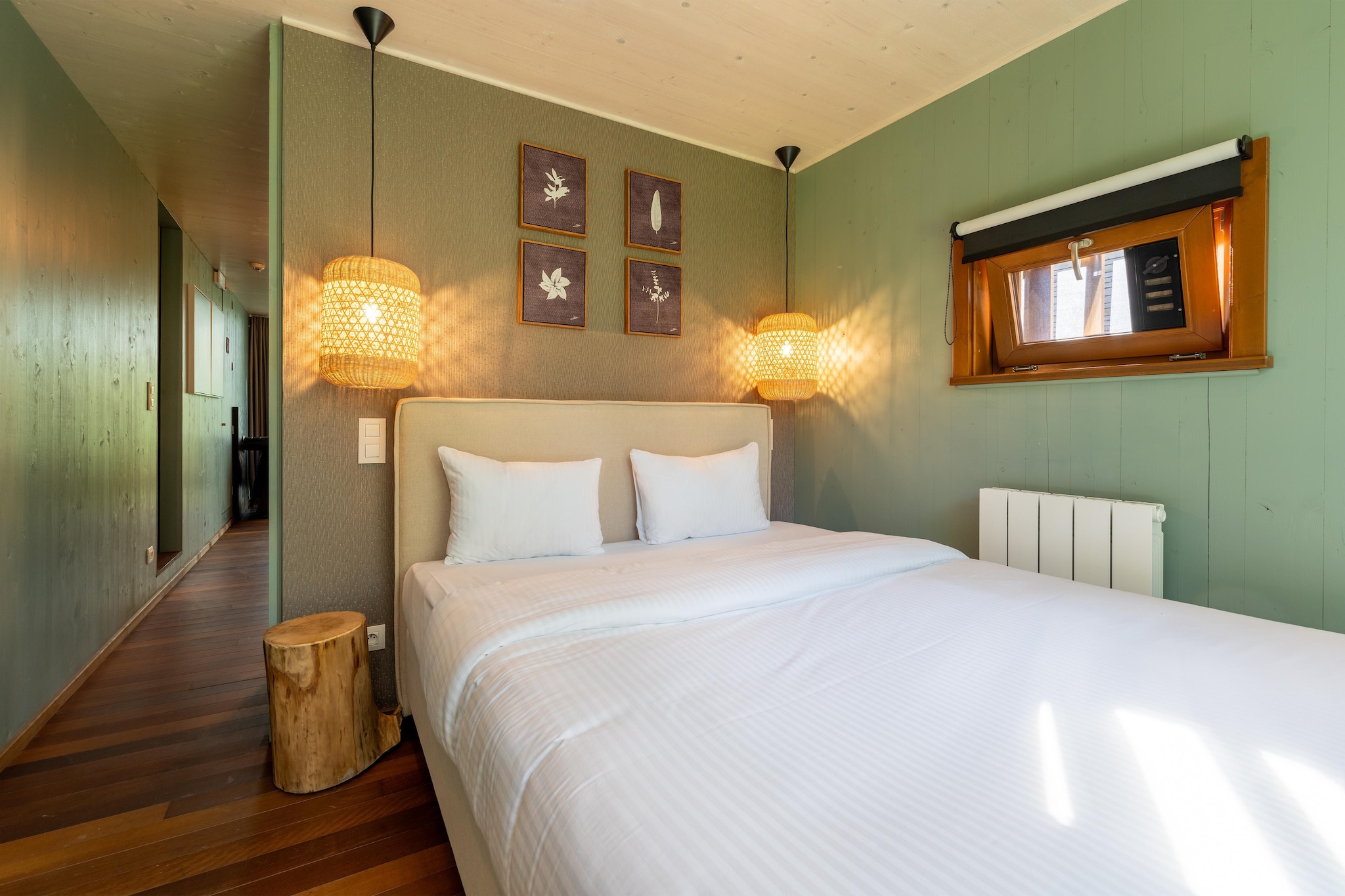 Ground floor: (Internet access, terrace)\n\nOn the 1st floor: (open kitchen(electric kettle, cooker, coffee machine(pads), oven, combination microwave, dishwasher, fridge-freezer), Living/diningroom(TV(smart TV), dining table, fireplace, seating area), bedroom(double bed(160 x 200 cm)), bathroom(shower, sauna, washbasin, toilet))\n\nOn the 2nd floor: (sleeping niche(double sofa bed(160 x 200 cm)), roof terrace, roof terrace, lounge set, lounge set)\n\nstorage(bicycles available), parking, swimming pool(shared with other guests)