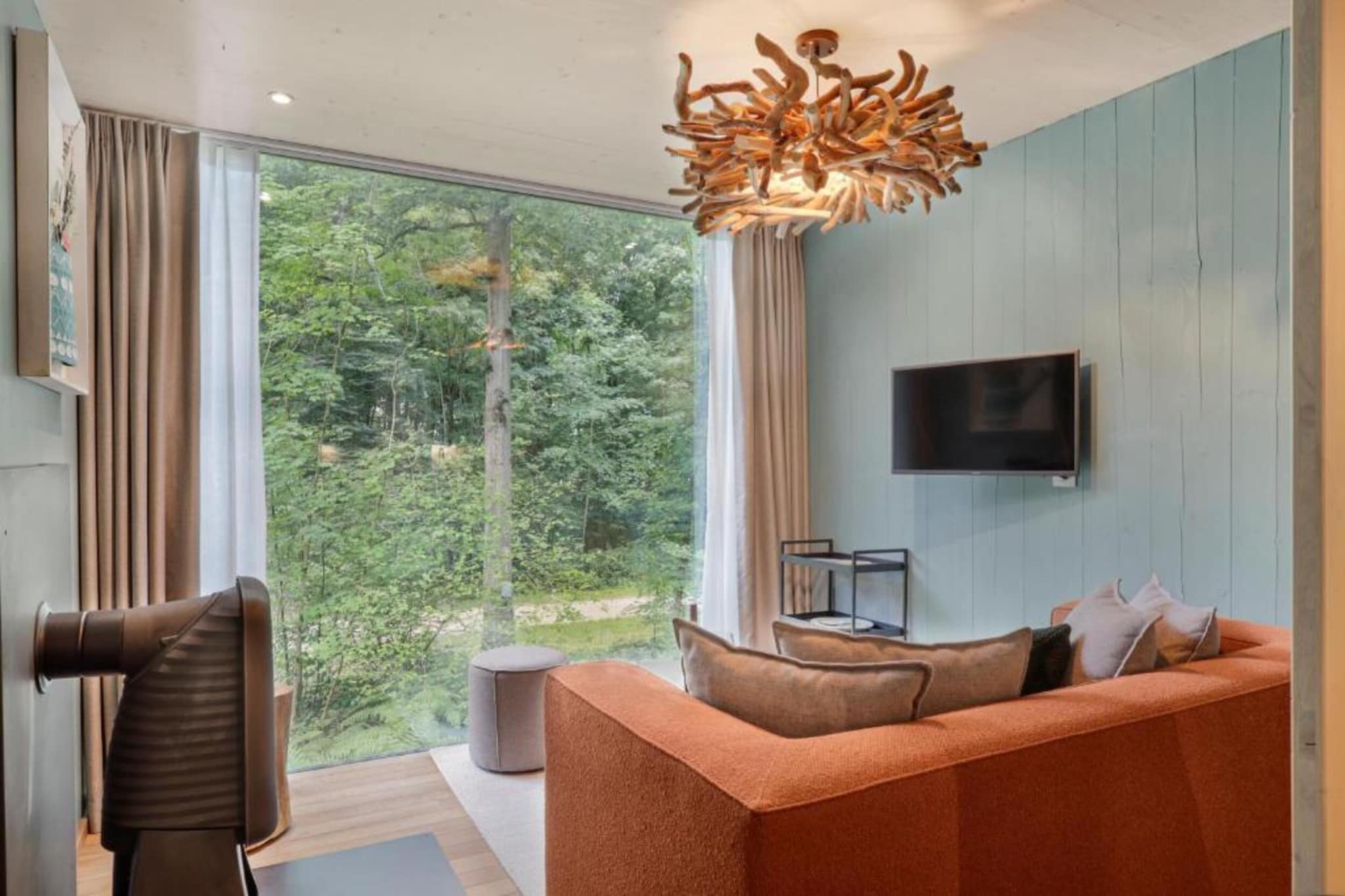 Discover this stylish 3-level holiday home in Antoing, perfect for 4 guests. The first floor features an open kitchen with modern appliances, a cozy living/dining room with a fireplace and smart TV, plus a double bedroom with a bathroom complete with shower and sauna.

Upstairs, relax in the second-floor bedroom with a double sofa bed and enjoy two rooftop terraces furnished with lounge sets, ideal for sunset views and fresh air. The ground floor offers a charming terrace for outdoor moments.

Additional perks include bicycle availability, shared indoor and outdoor swimming pools, parking, and an electric car charging station. Located just 15 km from Tournai and close to local shops, lakes, forests, and popular eateries, this holiday home combines comfort, convenience, and leisure. Free WiFi provided.