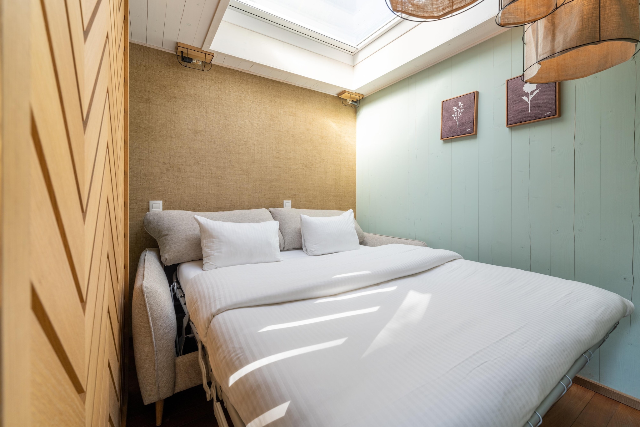 Ground floor: (Internet access, terrace)\n\nOn the 1st floor: (open kitchen(electric kettle, cooker, coffee machine(pads), oven, combination microwave, dishwasher, fridge-freezer), Living/diningroom(TV(smart TV), dining table, fireplace, seating area), bedroom(double bed(160 x 200 cm)), bathroom(shower, sauna, washbasin, toilet))\n\nOn the 2nd floor: (sleeping niche(double sofa bed(160 x 200 cm)), roof terrace, roof terrace, lounge set, lounge set)\n\nstorage(bicycles available), parking, swimming pool(shared with other guests)