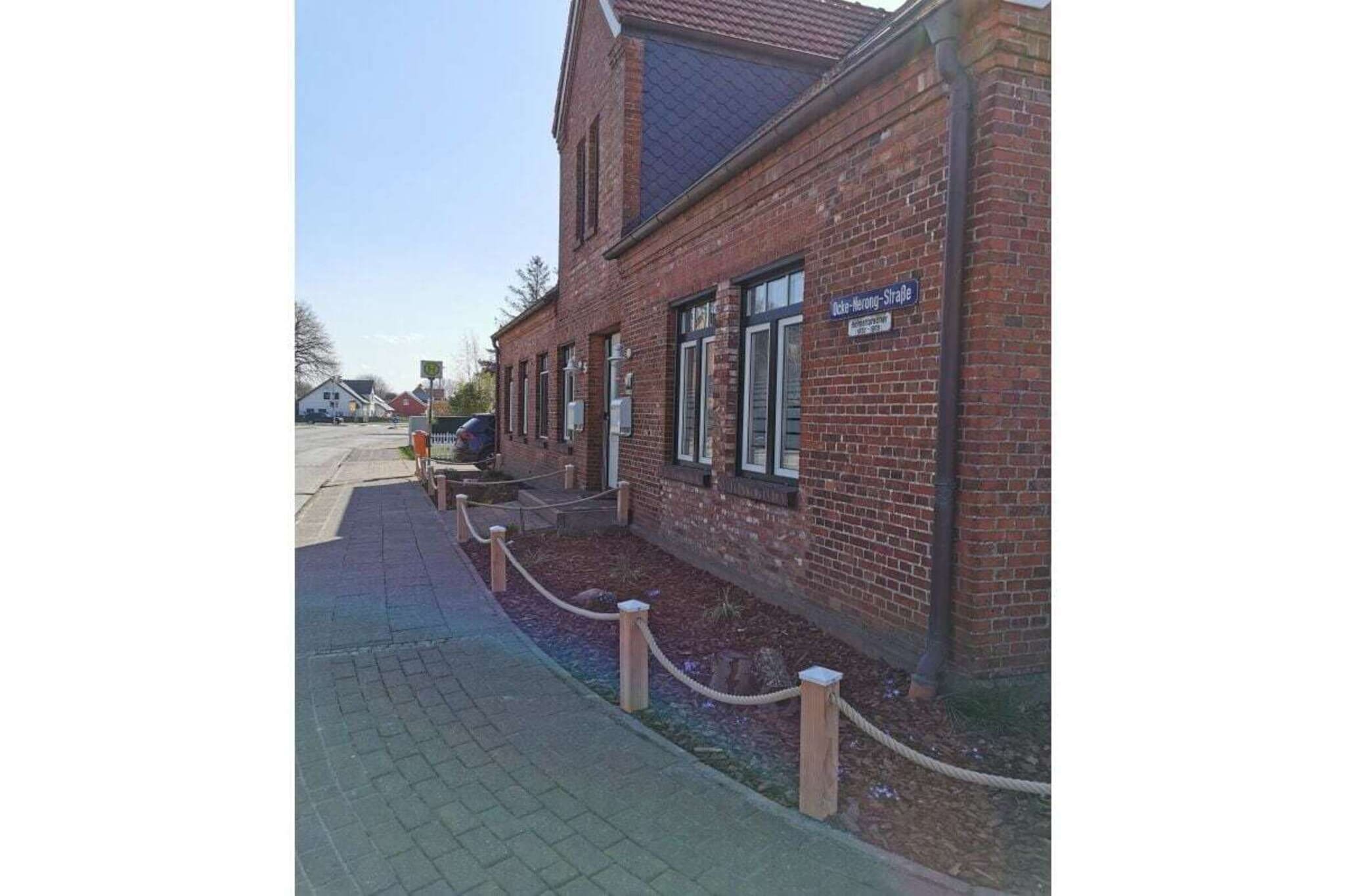 436468 - Exterior in summer