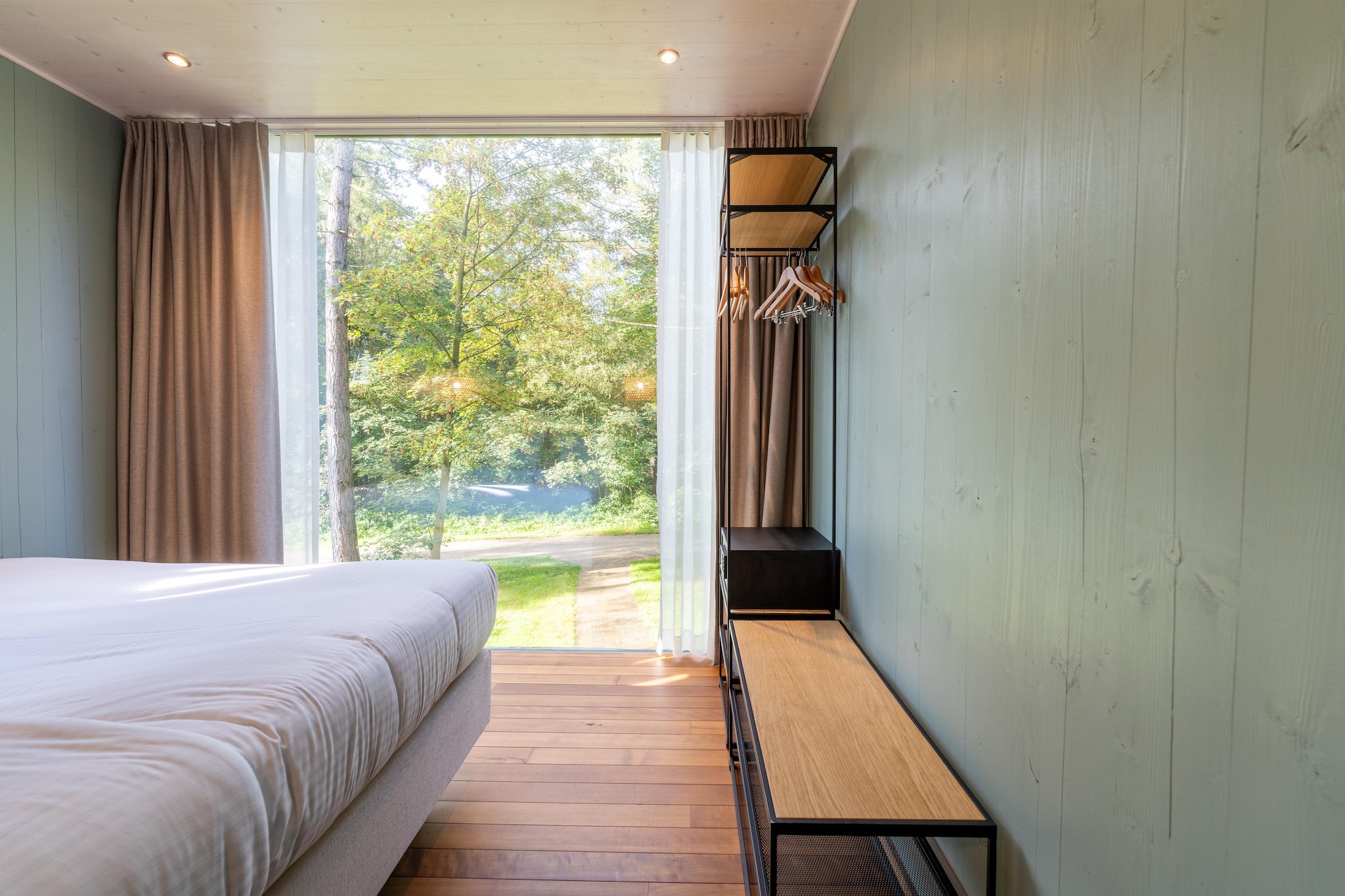 Ground floor: (Internet access, terrace)\n\nOn the 1st floor: (open kitchen(electric kettle, cooker, coffee machine(pads), oven, combination microwave, dishwasher, fridge-freezer), Living/diningroom(TV(smart TV), dining table, fireplace, seating area), bedroom(double bed(160 x 200 cm)), bathroom(shower, sauna, washbasin, toilet))\n\nOn the 2nd floor: (sleeping niche(double sofa bed(160 x 200 cm)), roof terrace, roof terrace, lounge set, lounge set)\n\nstorage(bicycles available), parking, swimming pool(shared with other guests)