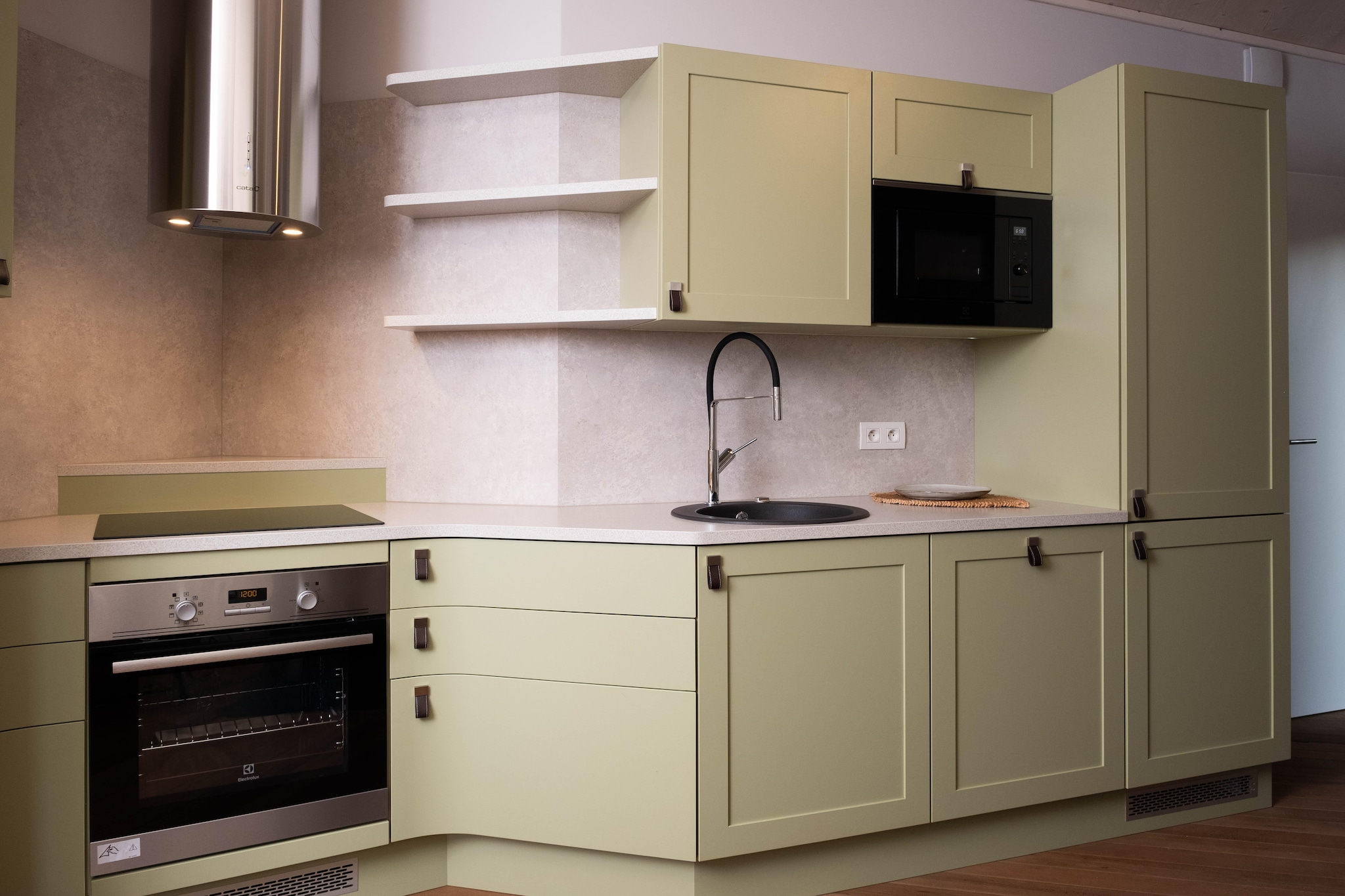 Ground floor: (open kitchen(electric kettle, cooker, coffee machine(pads), oven, dishwasher, fridge-freezer), Living/diningroom(TV(smart TV), dining table, fireplace, seating area), Bedroom with bathroom(double bed(160 x 200 cm), bath tub, shower, washbasin, toilet), Bedroom with bathroom(single bed(80 x 200 cm), single bed(80 x 200 cm), shower, washbasin, toilet), Bedroom with bathroom(single bed(80 x 200 cm), single bed(80 x 200 cm), shower, washbasin, toilet), toilet(toilet), hall, Internet access)\n\nbalcony or terrace, bicycle storage, garden furniture, parking, swimming pool(shared with other guests, indoor), swimming pool(shared with other guests, outside), padel court, lounge set