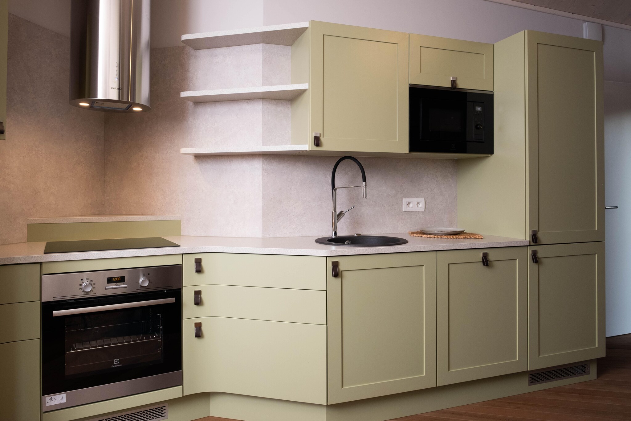 Ground floor: (open kitchen(electric kettle, cooker, coffee machine(pads), oven, dishwasher, fridge-freezer), Living/diningroom(TV(smart TV), dining table, fireplace, seating area), Bedroom with bathroom(double bed(160 x 200 cm), bath tub, shower, washbasin, toilet), Bedroom with bathroom(single bed(80 x 200 cm), single bed(80 x 200 cm), shower, washbasin, toilet), Bedroom with bathroom(single bed(80 x 200 cm), single bed(80 x 200 cm), shower, washbasin, toilet), toilet(toilet), hall, Internet access)\n\nbalcony or terrace, bicycle storage, garden furniture, parking, swimming pool(shared with other guests, indoor), swimming pool(shared with other guests, outside), padel court, lounge set