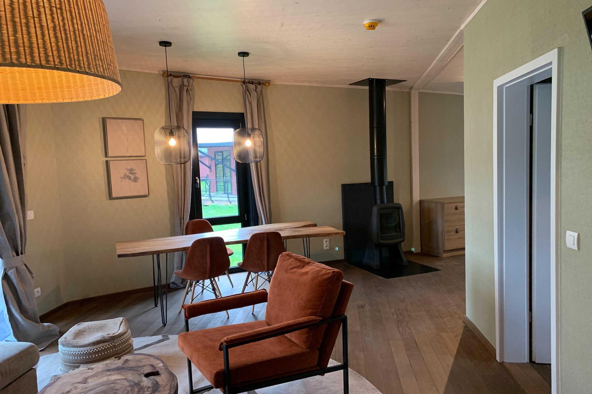 Relax in this peaceful bungalow in Antoing, perfect for up to 6 guests. The home features three bedrooms, each with a private bathroom. The master bedroom offers a double bed and a bath with shower, while the other two have twin beds and en-suite showers, ideal for families or groups.
The open kitchen is fully equipped with a cooker, oven, dishwasher, fridge-freezer, and coffee machine. The living and dining area includes a fireplace, smart TV, and dining table, providing a cozy space for relaxation. Step outside to a furnished terrace with garden furniture and a lounge set, perfect for enjoying the fresh air.
Guests have access to shared indoor and outdoor swimming pools, a padel court, bike storage, and parking. Located just 10 meters from a forest and lake, with nearby restaurants and shops. Free Wi-Fi ensures you stay connected during your stay.