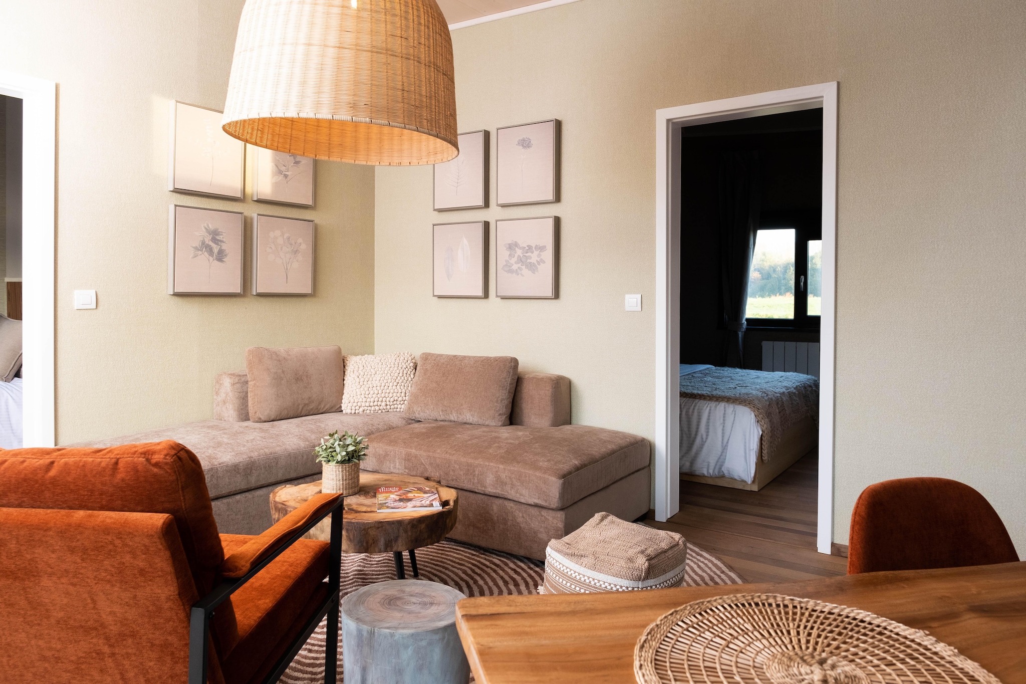 Ground floor: (open kitchen(electric kettle, cooker, coffee machine(pads), oven, dishwasher, fridge-freezer), Living/diningroom(TV(smart TV), dining table, fireplace, seating area), Bedroom with bathroom(double bed(160 x 200 cm), bath tub, shower, washbasin, toilet), Bedroom with bathroom(single bed(80 x 200 cm), single bed(80 x 200 cm), shower, washbasin, toilet), Bedroom with bathroom(single bed(80 x 200 cm), single bed(80 x 200 cm), shower, washbasin, toilet), toilet(toilet), hall, Internet access)\n\nbalcony or terrace, bicycle storage, garden furniture, parking, swimming pool(shared with other guests, indoor), swimming pool(shared with other guests, outside), padel court, lounge set