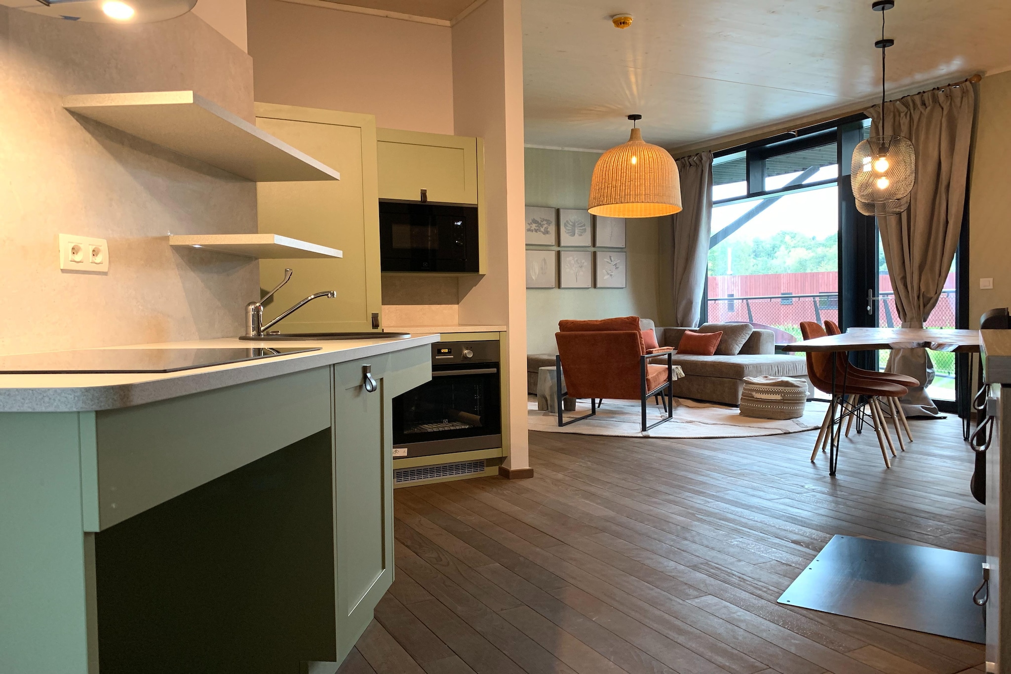 Ground floor: (open kitchen(electric kettle, cooker, coffee machine(pads), oven, dishwasher, fridge-freezer), Living/diningroom(TV(smart TV), dining table, fireplace, seating area), Bedroom with bathroom(double bed(160 x 200 cm), bath tub, shower, washbasin, toilet), Bedroom with bathroom(single bed(80 x 200 cm), single bed(80 x 200 cm), shower, washbasin, toilet), Bedroom with bathroom(single bed(80 x 200 cm), single bed(80 x 200 cm), shower, washbasin, toilet), toilet(toilet), hall, Internet access)\n\nbalcony or terrace, bicycle storage, garden furniture, parking, swimming pool(shared with other guests, indoor), swimming pool(shared with other guests, outside), padel court, lounge set