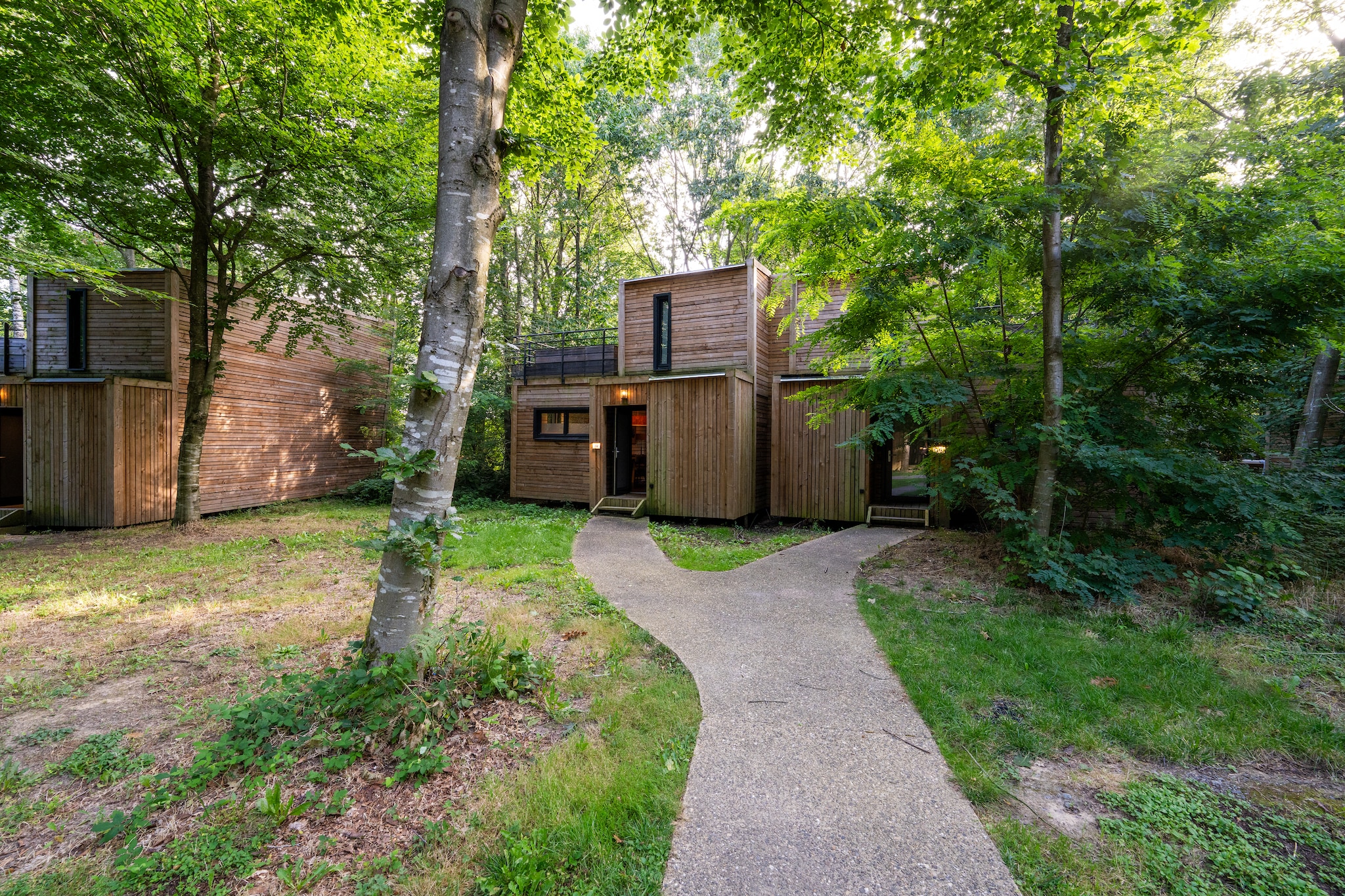 Enjoy a peaceful stay in this charming 4-person cottage located in the award-winning Your Nature resort at Domaine du Bois de Fouage. Perfectly set just 10 meters from both the forest and lake, this retreat offers the ideal blend of nature and modern comfort.
The ground floor features a cozy bedroom with a double bed (160x200 cm) and an ensuite bathroom with shower, washbasin, and toilet. The mezzanine includes a fully-equipped open kitchen with oven, fridge-freezer, coffee machine, dishwasher, and kettle, plus a living and dining area with a fireplace, smart TV, and a second double bed. Step outside onto the terrace to enjoy fresh air and garden furniture. Guests have access to shared indoor and outdoor swimming pools, a padel court, bicycle storage, and public parking nearby. The cottage also offers free Wi-Fi.
Located just 15 km from Tournai and within easy reach of Lille, Brussels, and Paris, this nature retreat is your perfect base for relaxation and exploration.