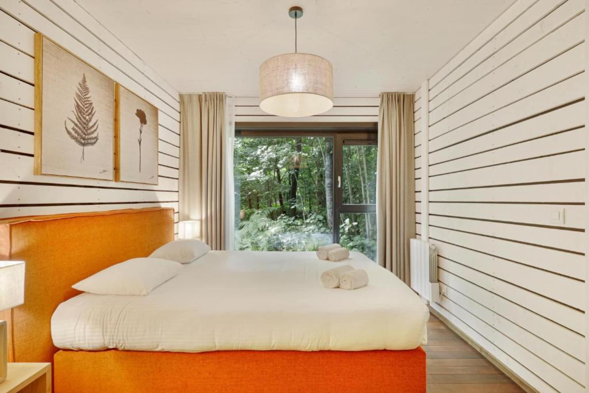 Ground floor: (Bedroom with bathroom(double bed(160 x 200 cm), shower, washbasin, toilet), Internet access)\n\nmezzanine: (open kitchen(electric kettle, cooker, coffee machine(pads), oven, dishwasher, fridge-freezer), Living/diningroom(double bed(160 x 200 cm), TV(smart TV), dining table, fireplace, seating area), terrace)\n\nterrace, garden, bicycle storage, garden furniture, parking lot(public), swimming pool(shared with other guests, outside), swimming pool(shared with other guests, indoor), padel court