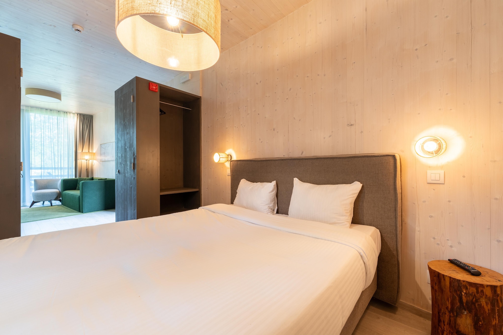 Unwind in a tranquil 2-person cottage nestled deep in the heart of Domaine du Bois de Fouage, Antoing. Perfect for couples, this charming retreat features a comfortable double bed (160x200 cm) with an en-suite bathroom, and a modern open-plan kitchen equipped with a cooker, oven, microwave, dishwasher, fridge, kettle, and coffee machine (pads).

Relax in the cozy living/dining area with a TV, seating nook, and dining table, or step outside to your private terrace and garden, ideal for peaceful mornings or starlit evenings. Guests enjoy free Wi-Fi, public parking, and access to shared resort facilities including indoor and outdoor pools, a padel court, and serene walking trails.

Just 10 meters from both forest and lake, and only 15 km from Tournai, this location offers nature at your doorstep and charming regional attractions within easy reach. With shops and restaurants like La Maison and La Bodega nearby, your peaceful getaway is complete.