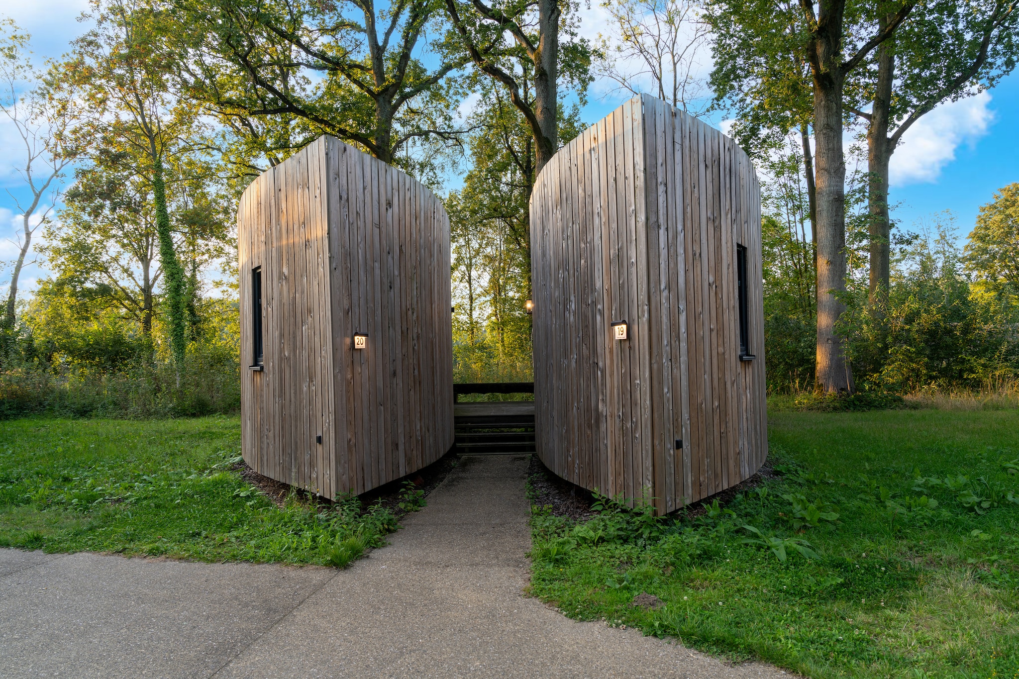 Discover a tranquil getaway in this charming cottage designed for two guests, nestled in the beautiful Domaine du Bois de Fouage near Antoing. The cozy bedroom features a comfortable double bed and a private bathroom with a shower, washbasin, and toilet. The open-plan kitchen is fully equipped with a cooker, oven, combination microwave, dishwasher, fridge, electric kettle, and coffee machine (pads), making meal prep a breeze.
Unwind in the inviting living and dining area with a TV and seating, or step out onto the terrace to enjoy your garden views and fresh air. Free Wi-Fi and public parking are included for your convenience. Enjoy access to shared resort amenities such as indoor and outdoor swimming pools and a padel court.
Perfectly located just 15 km from Tournai and near local dining spots like La Maison and La Bodega, this peaceful retreat combines comfort and convenience for an unforgettable escape.