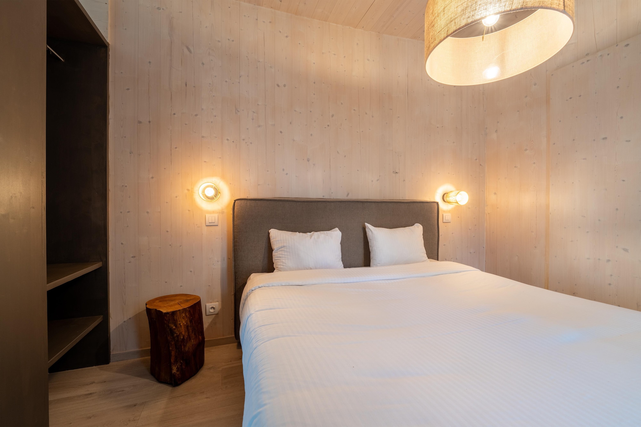 Ground floor: (open kitchen(electric kettle, cooker, coffee machine(pads), oven, combination microwave), Living/diningroom(TV, dining table, seating area), Bedroom with bathroom(double bed(160 x 200 cm), shower, washbasin, toilet), Internet access)\n\nterrace, garden, garden furniture, parking lot(public), swimming pool(shared with other guests, outside), swimming pool(shared with other guests, indoor), padel court